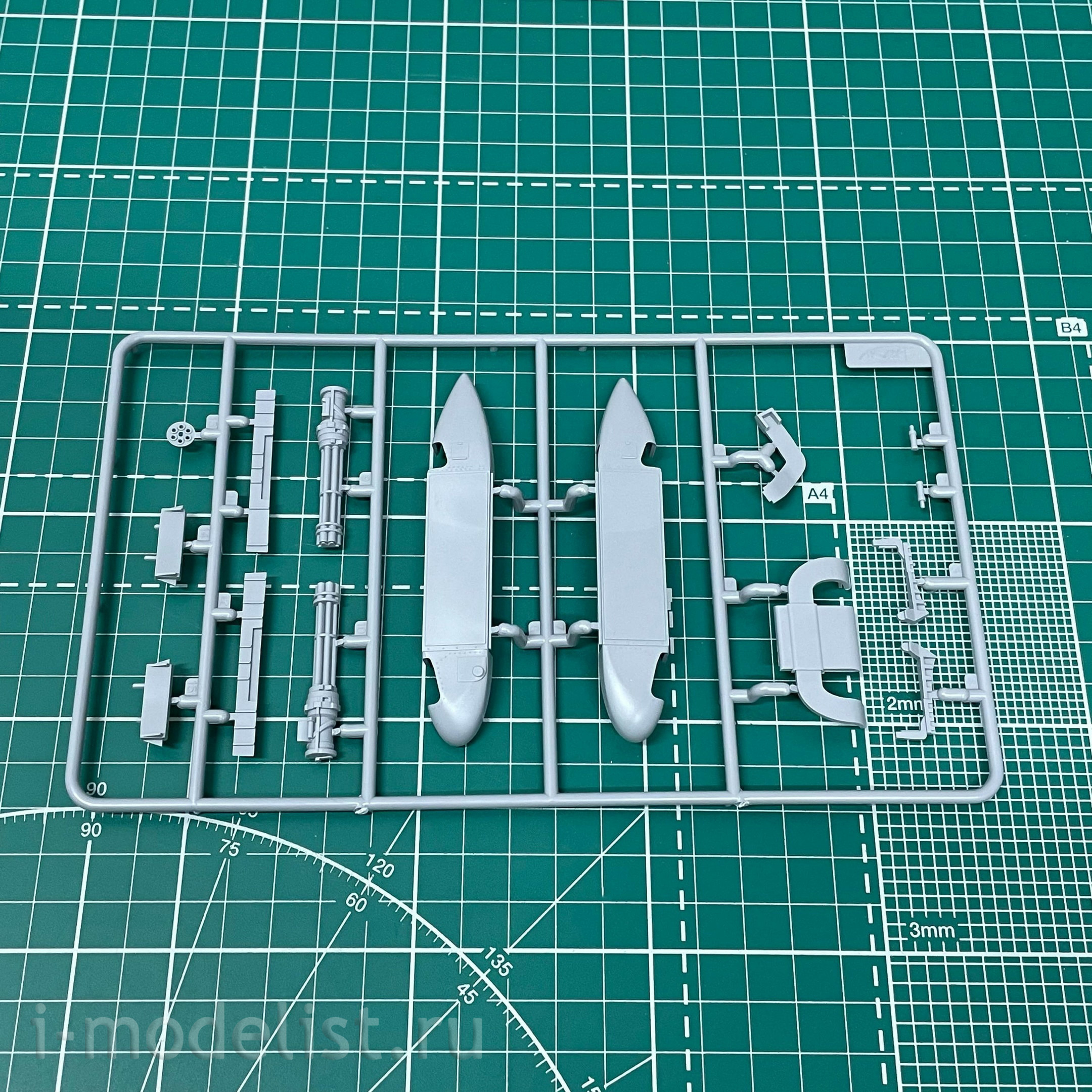 32061 ICM 1/32 American AH-1G Cobra Attack Helicopter (late production)