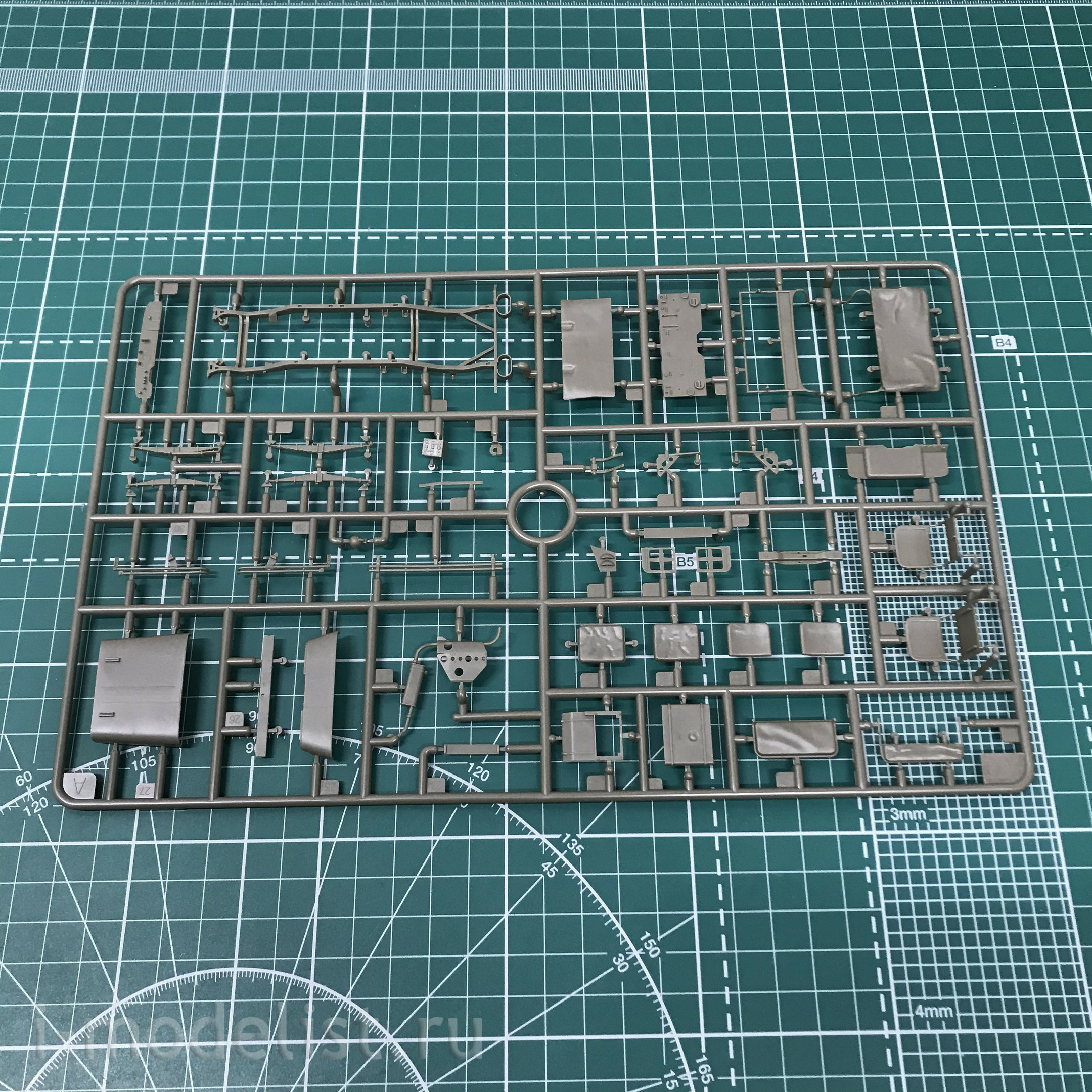 CB35218 Bronco 1/35 Scale Model British Recce And Signals Jeeps with Crew