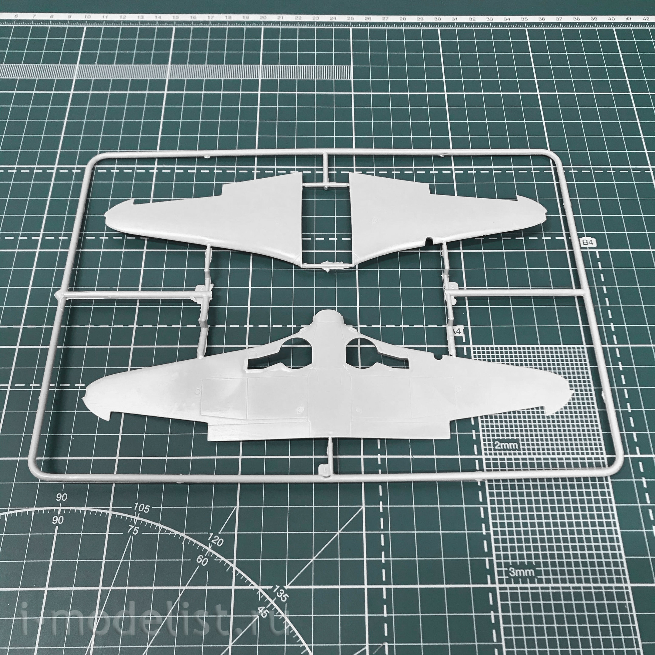 48043 ARK-models 1/48 Fighter Yak-7B Soviet pilot-Asa Arseniy vorozheykin