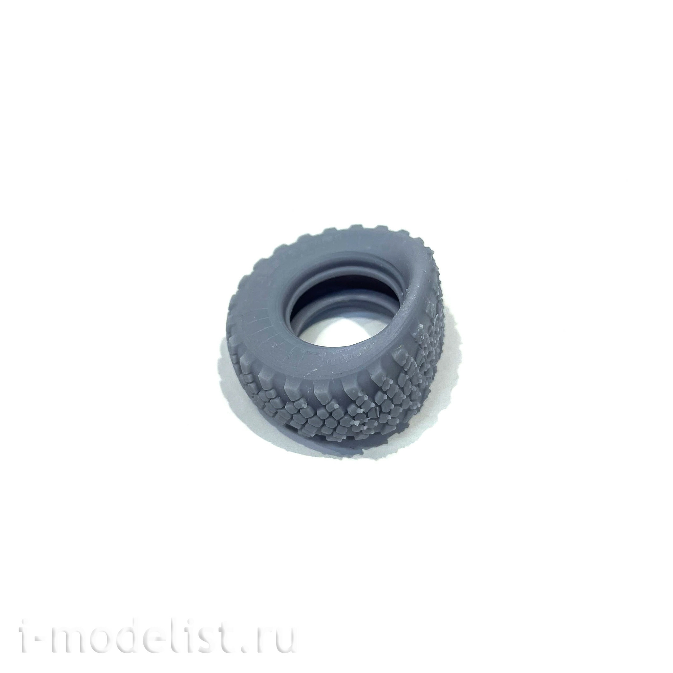 im35018 Imodelist 1/35 Set of mechanics (2 pieces) changing a flat tire (one wheel is also included) for К-4350