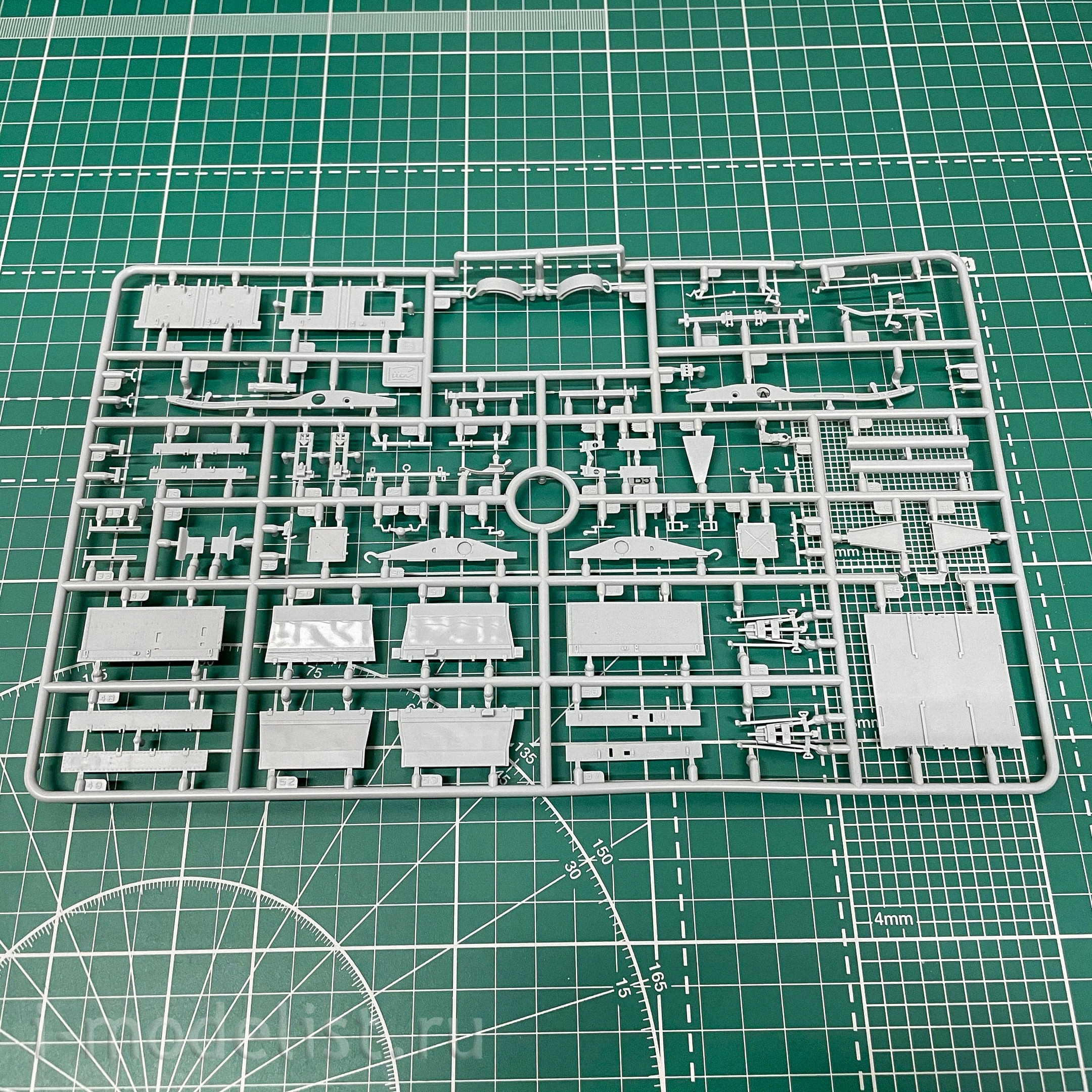 RV35012 Riich 1/35 Wagon with a pair of machine guns and horses