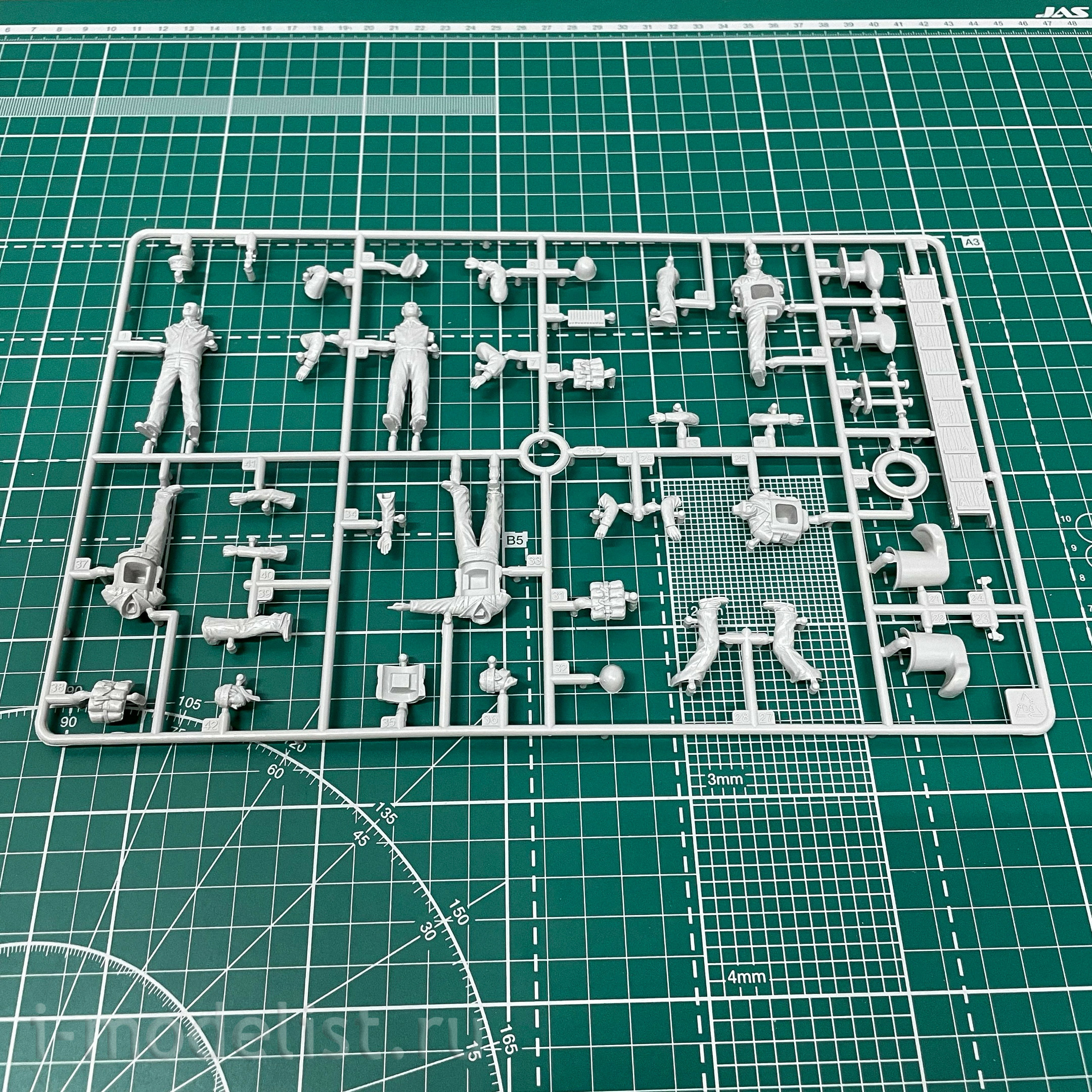 5626 Italeri 1/35 Torpedo boat M. A. S. 563/568 with crew