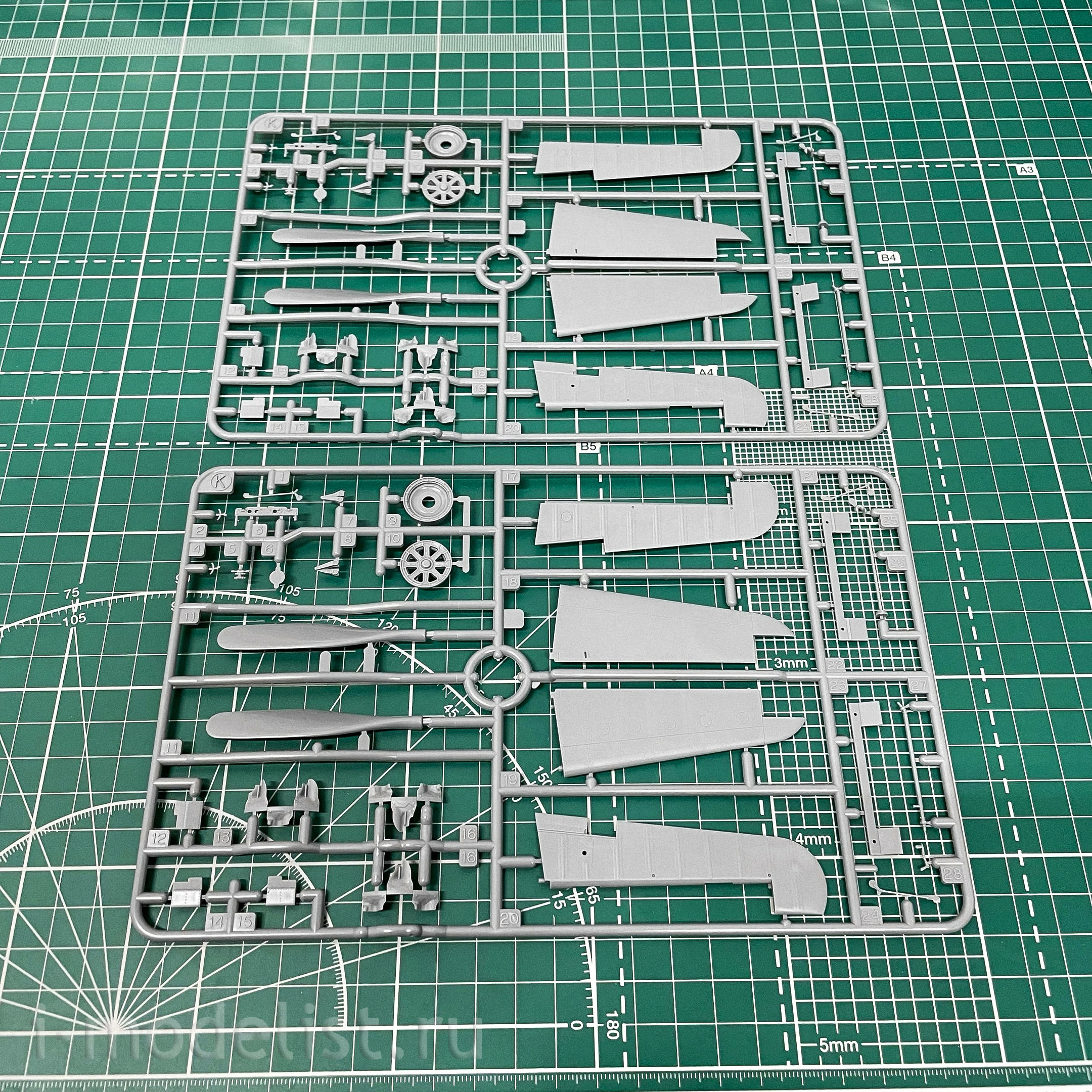 60327 Tamiya 1/32 American carrier-based fighter Vought F4U-1D Corsair with stand