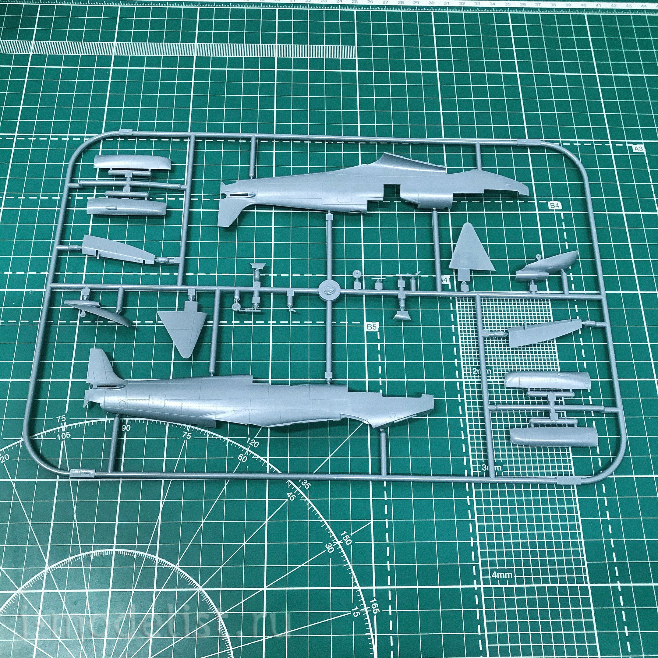 1188 Edward 1/48 Team model Aussie Eight / Spitfire Mk.VIII v Australii Dual Combo (two models in a set)