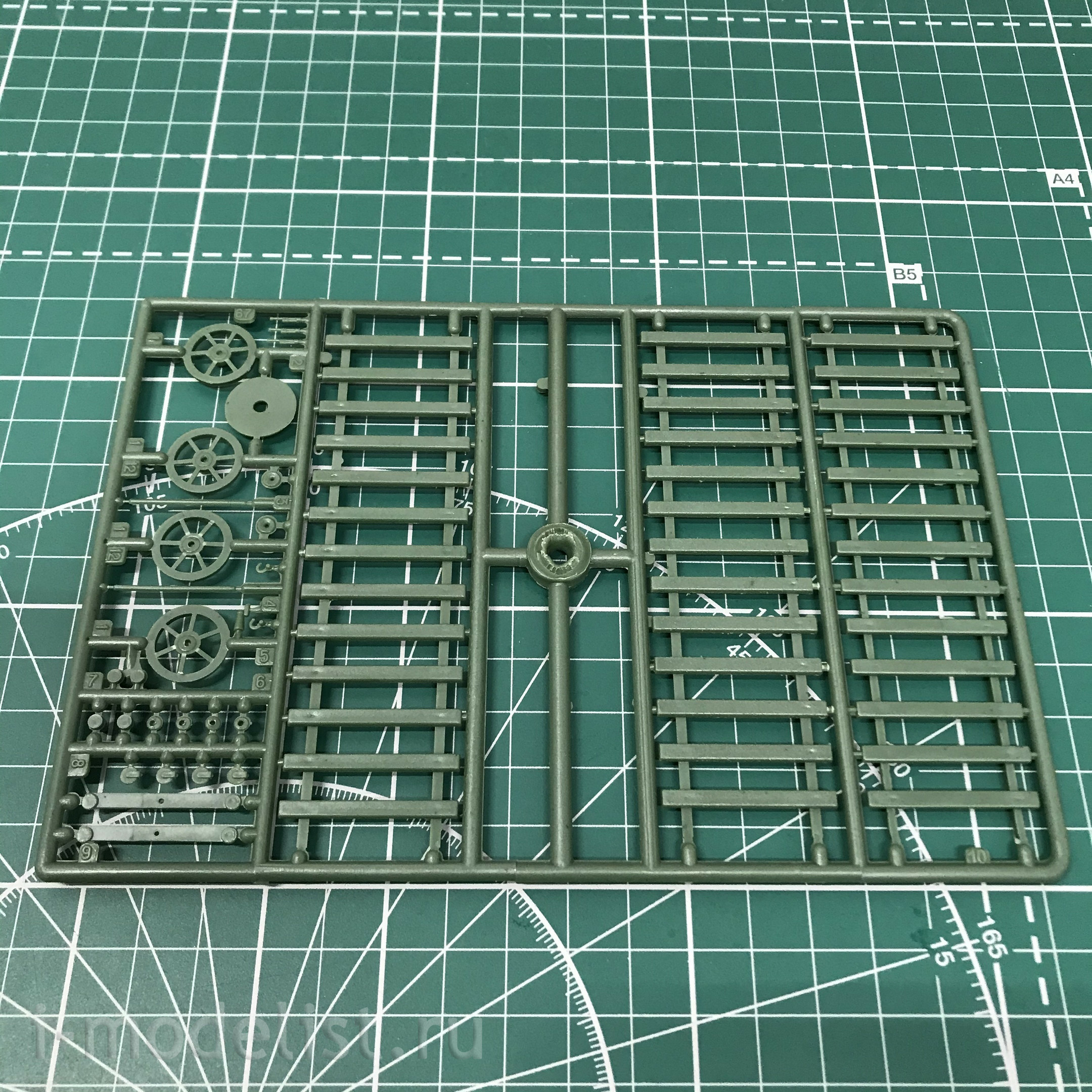 mt680 UM 1/72 Armored locomotive type PR-43