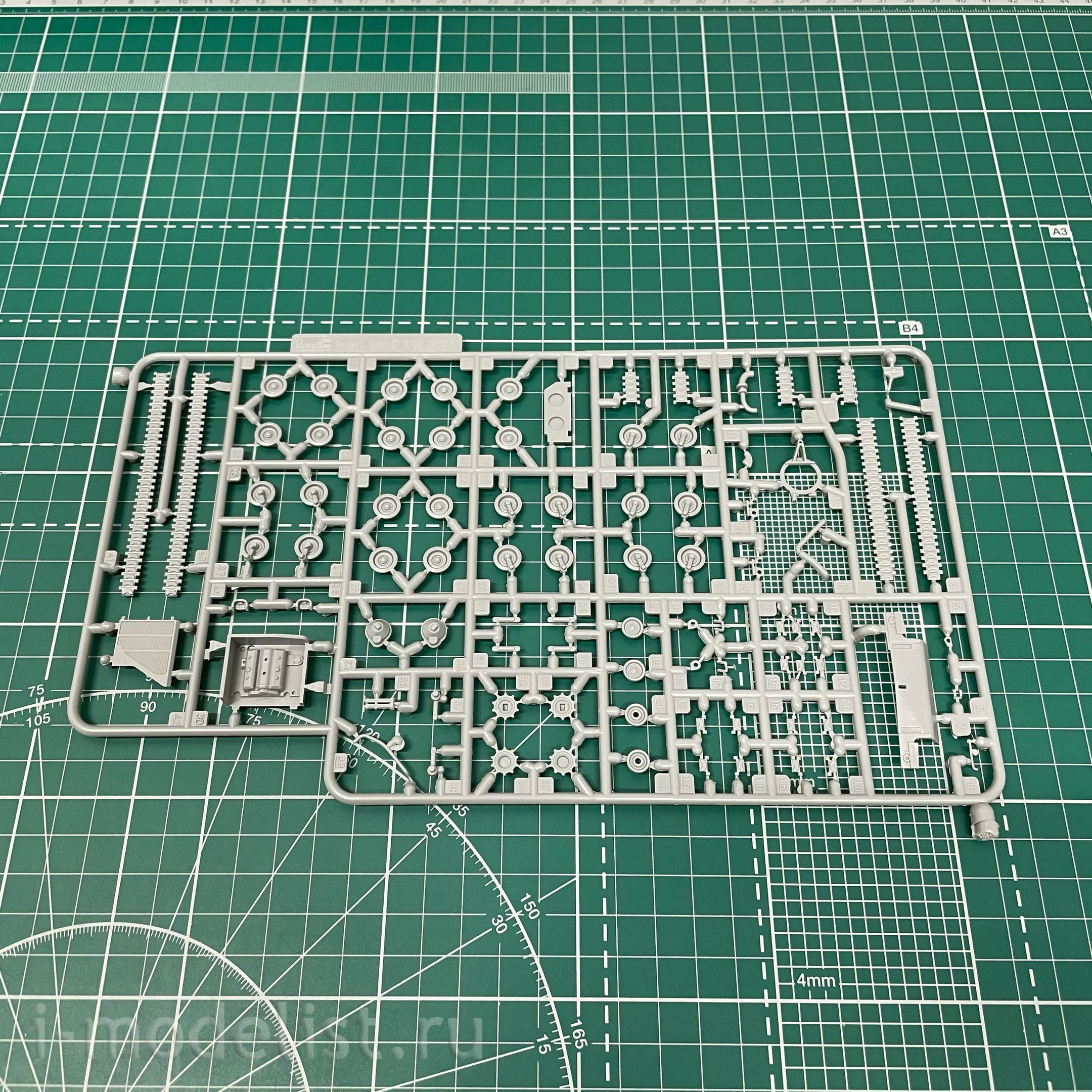 03331 Revell 1/72 American self-propelled artillery M109A6