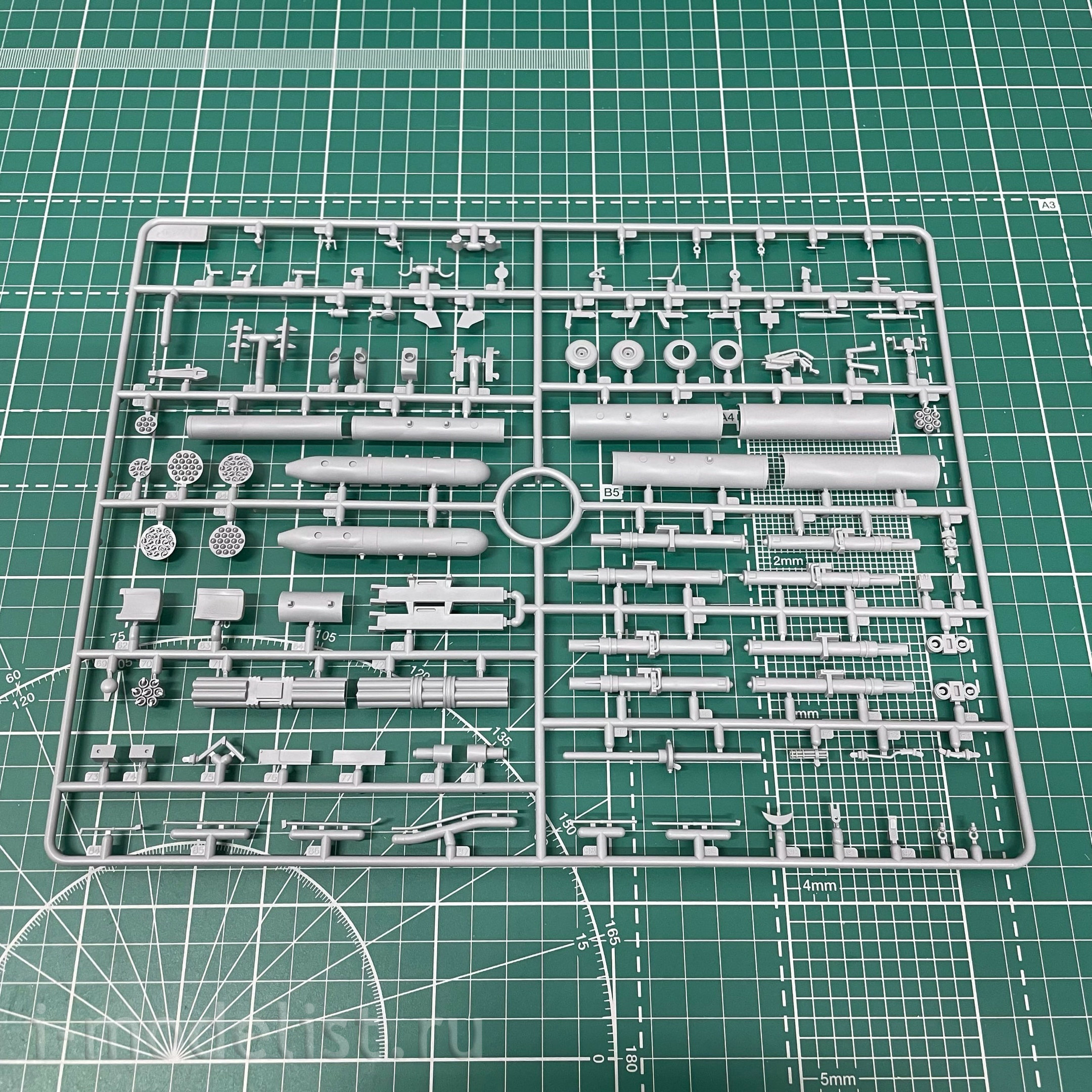 32061 ICM 1/32 American AH-1G Cobra Attack Helicopter (late production)