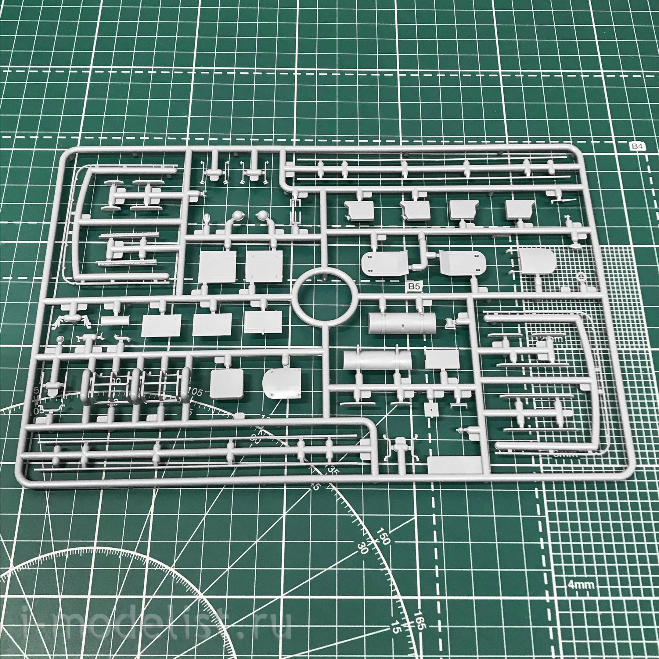 35592 ICM 1/35 BM-13-16 on the chassis of the W. O. T. 8 c Soviet calculation 