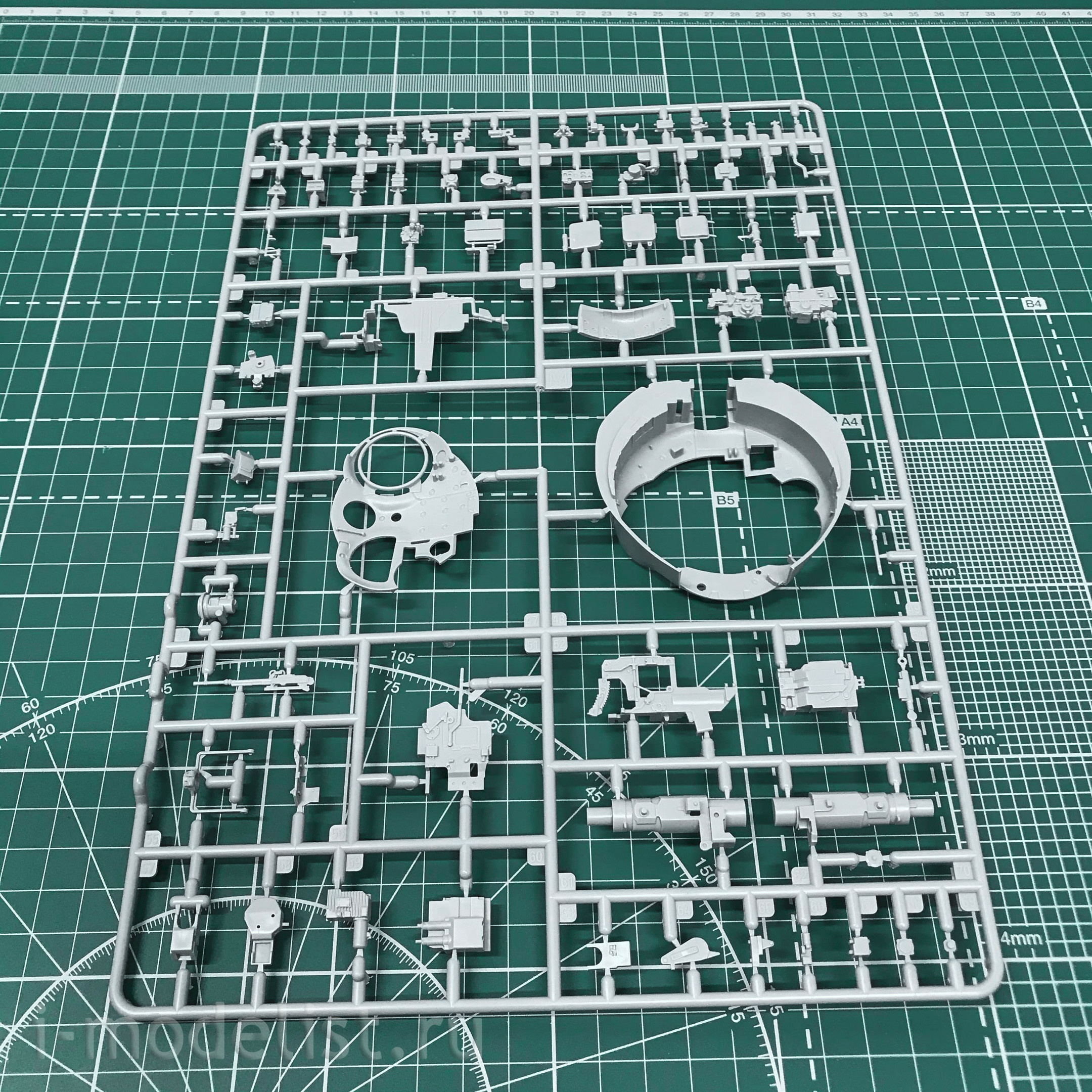 35A038 Amusing Hobby 1/35 T-72M1 Tank with full interior (under UVZ license)