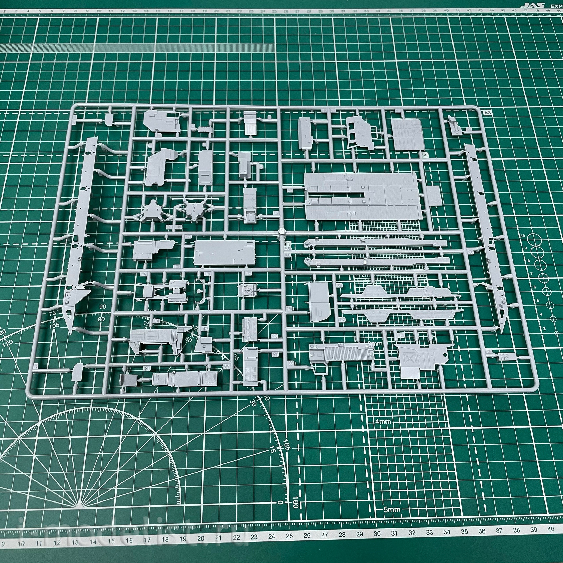 5068 Zvezda 1/72 Russian s-400 Triumph anti-aircraft missile system