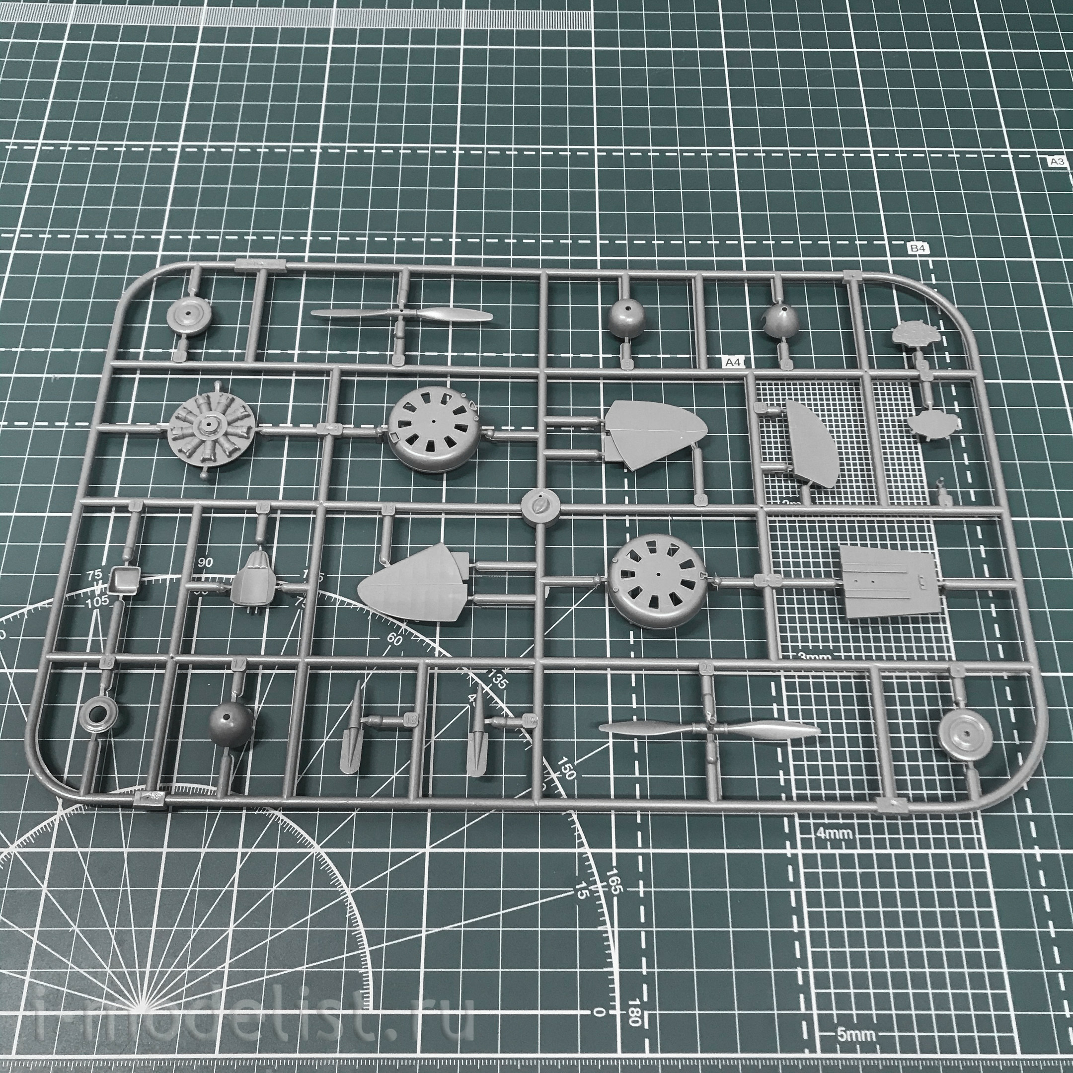 8469 Edward 1/48 I-16 (I-16 type 10)