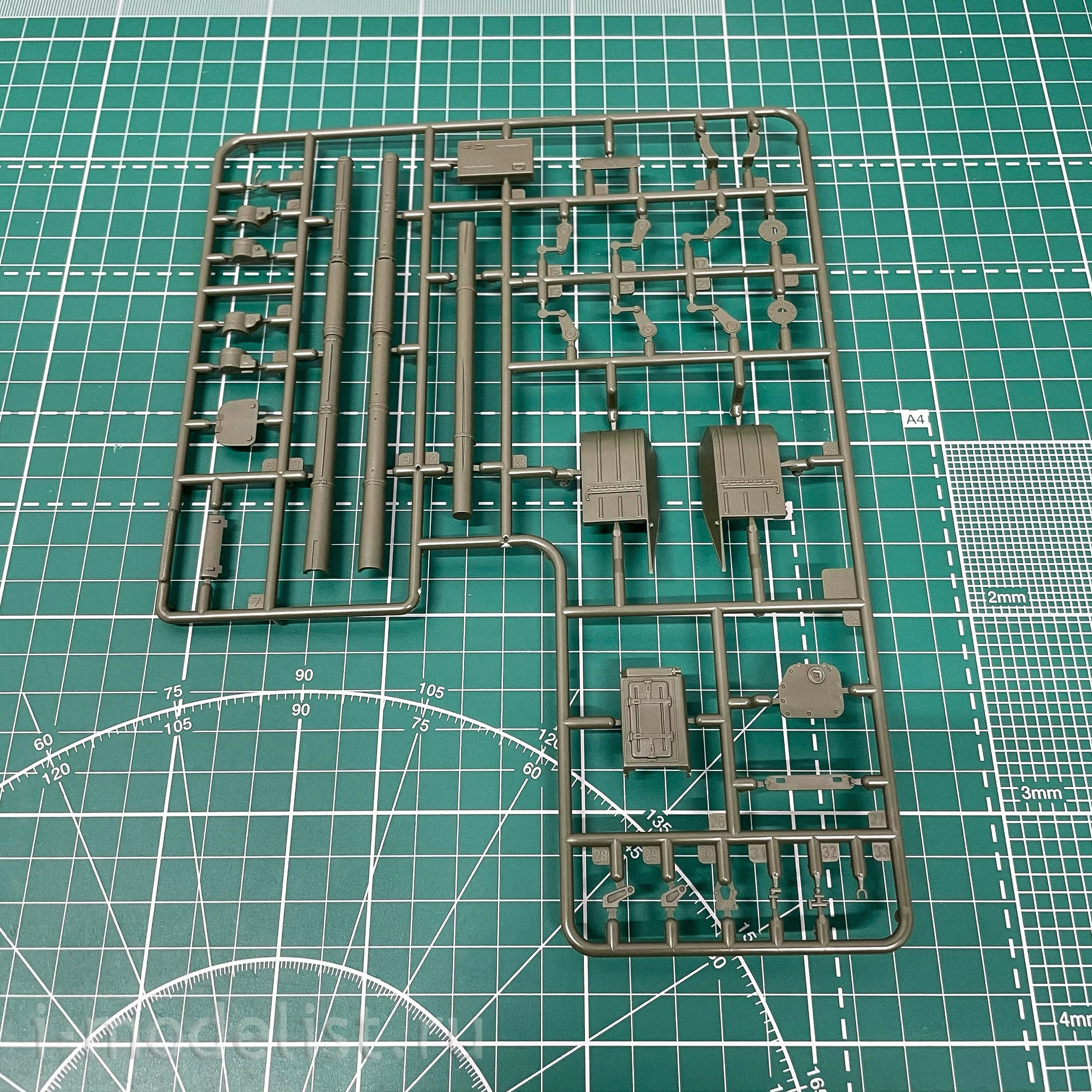 35A039 Amusing Hobby 1/35 Slovak T-72M2 Moderna tank (licensed by UVZ)