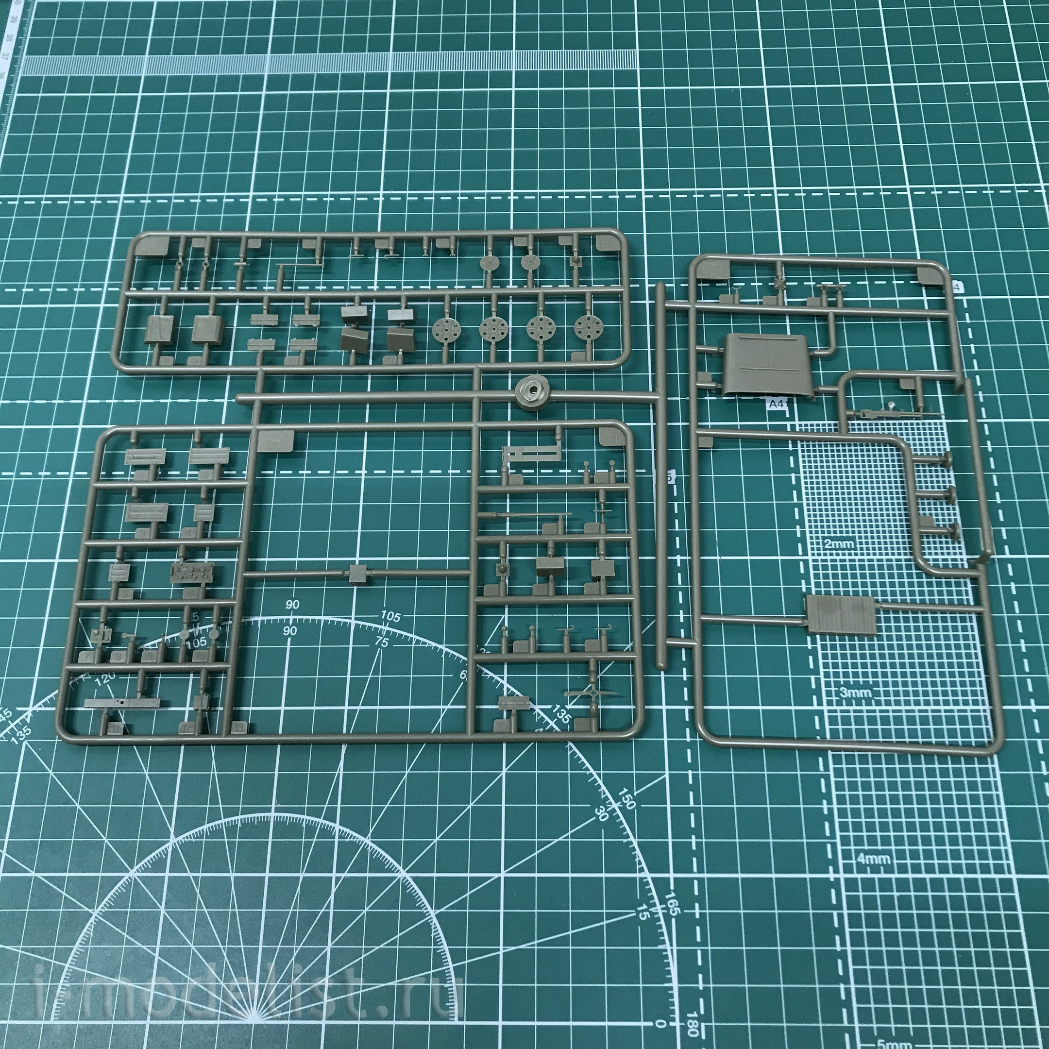 CB35218 Bronco 1/35 Scale Model British Recce And Signals Jeeps with Crew