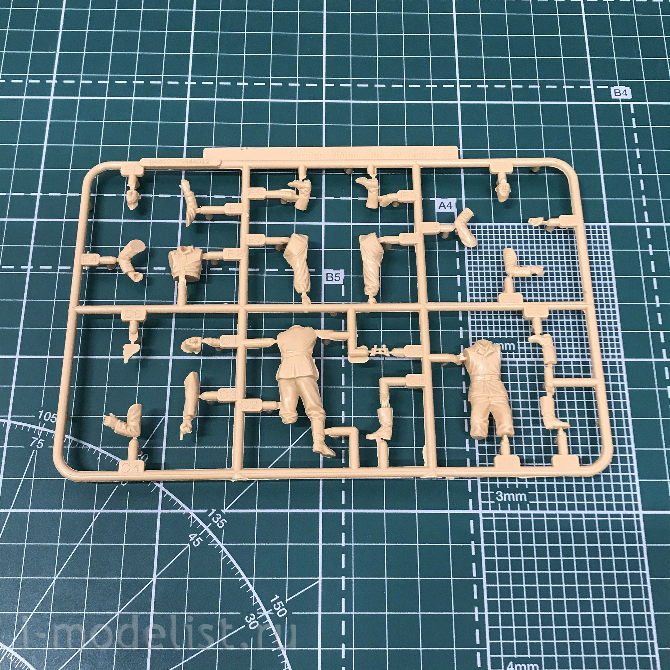 84412 HobbyBoss 1/35 Figure Set German 20mm Flak38