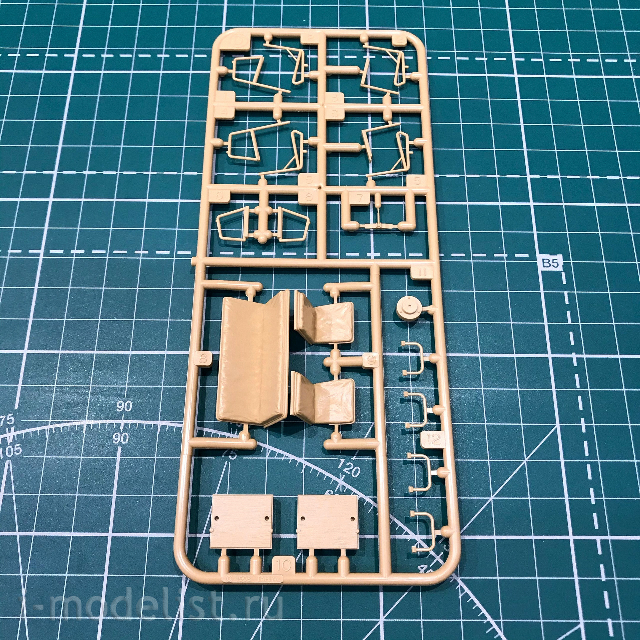 35305 Tamiya 1/35 German Steyr Type 1500A / 01 car, Afrika Korps, with 4 figures