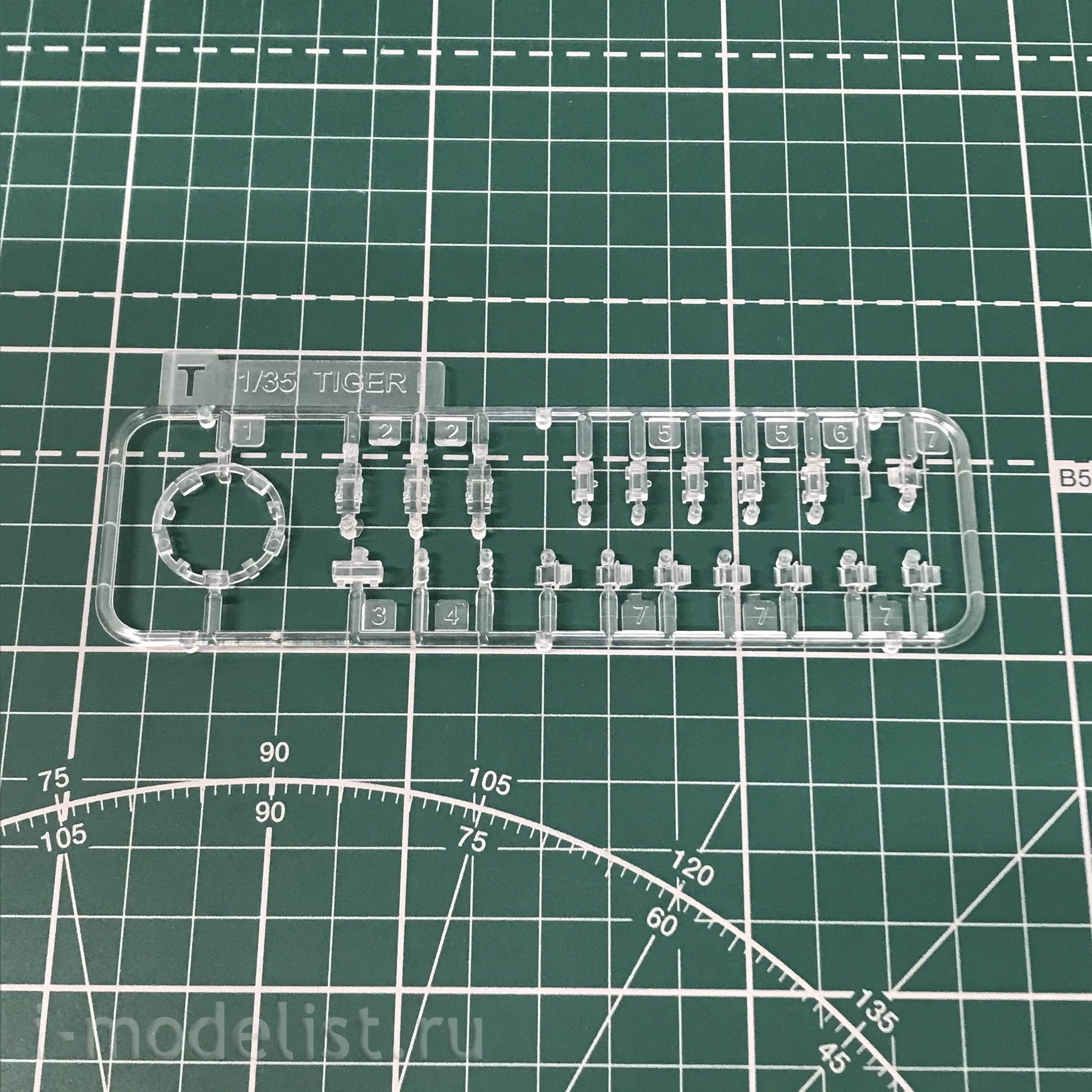 RM-5050 Rye Field Model 1/35 Tank Tiger I Initial Production (Early 1943 North African Front/Tunisia) with Full Interior
