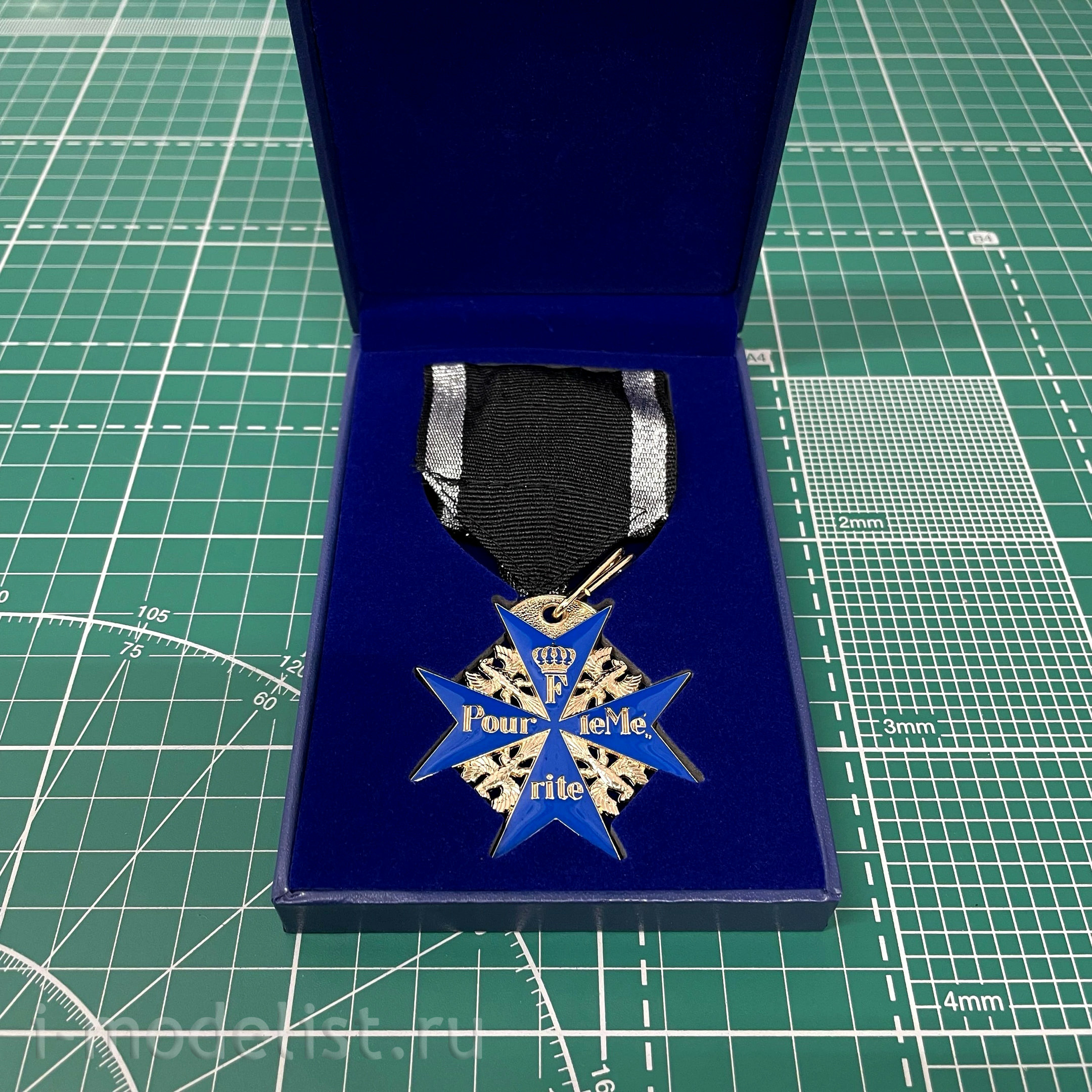 QS-003s Meng 1/24 Fokker Dr. I Triplane & Blue Max Medal (Limited Edition)
