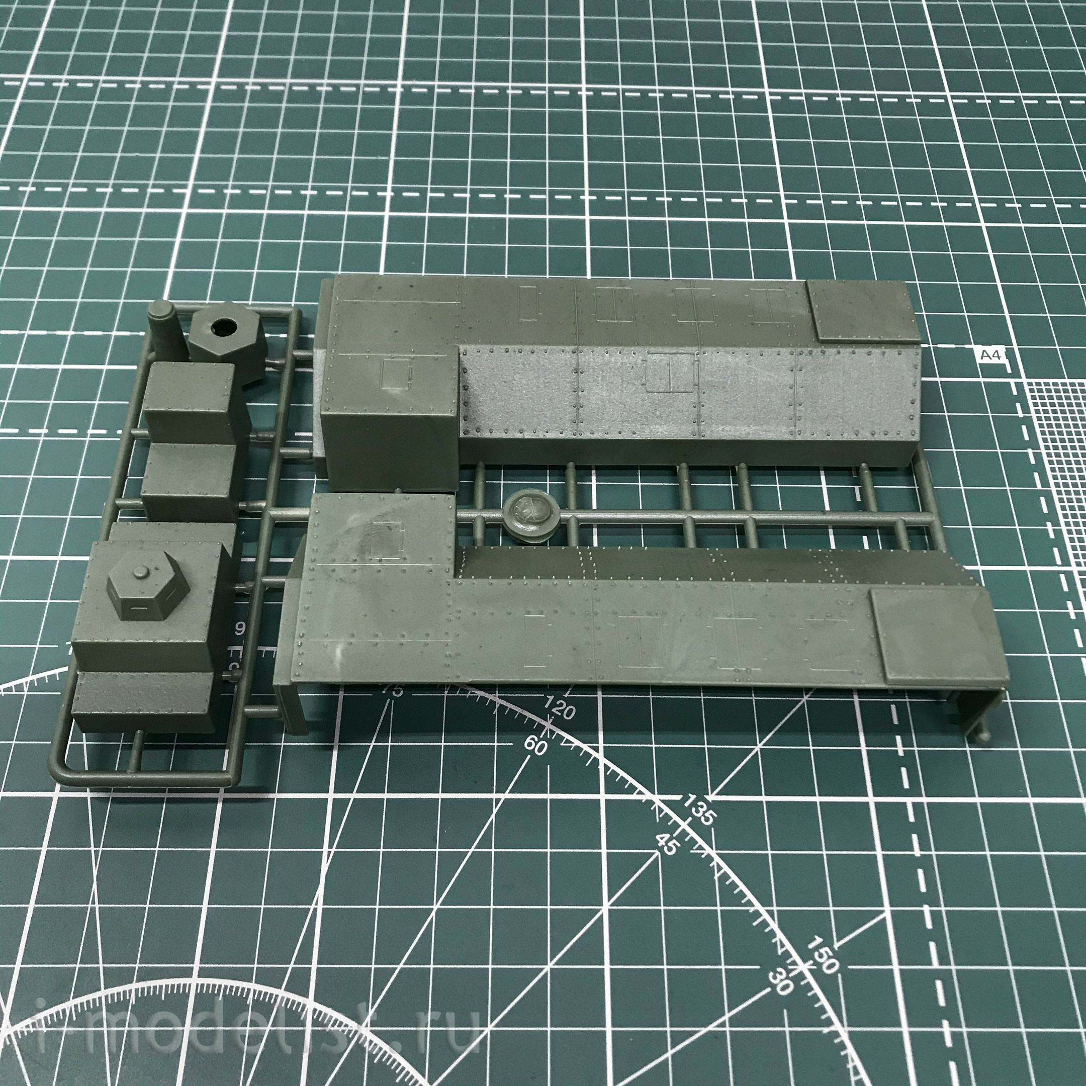 mt680 UM 1/72 Armored locomotive type PR-43