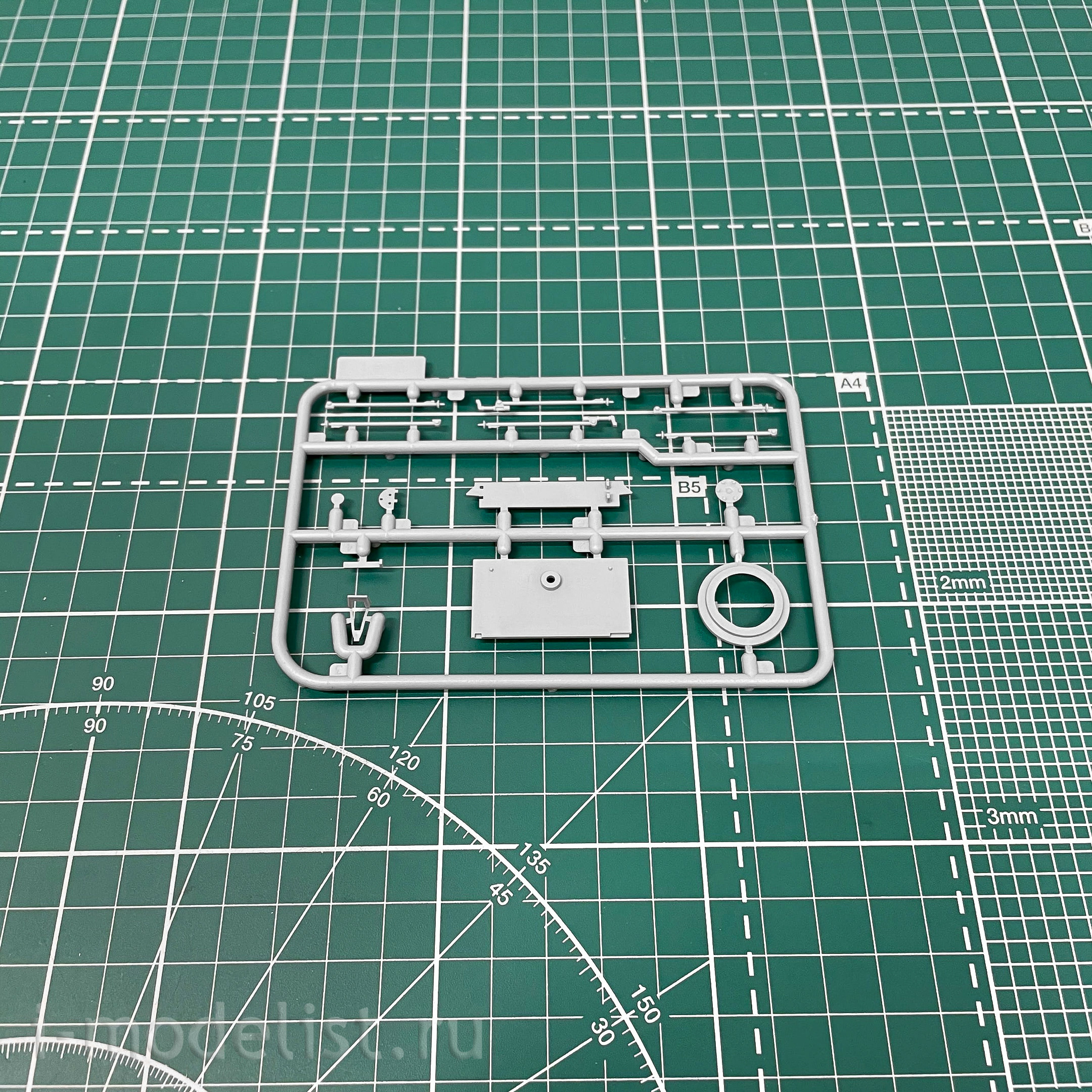35584 ICM 1/35 le.gl.Einheitz-Pkw Kfz.4, German light anti-aircraft vehicle II MV