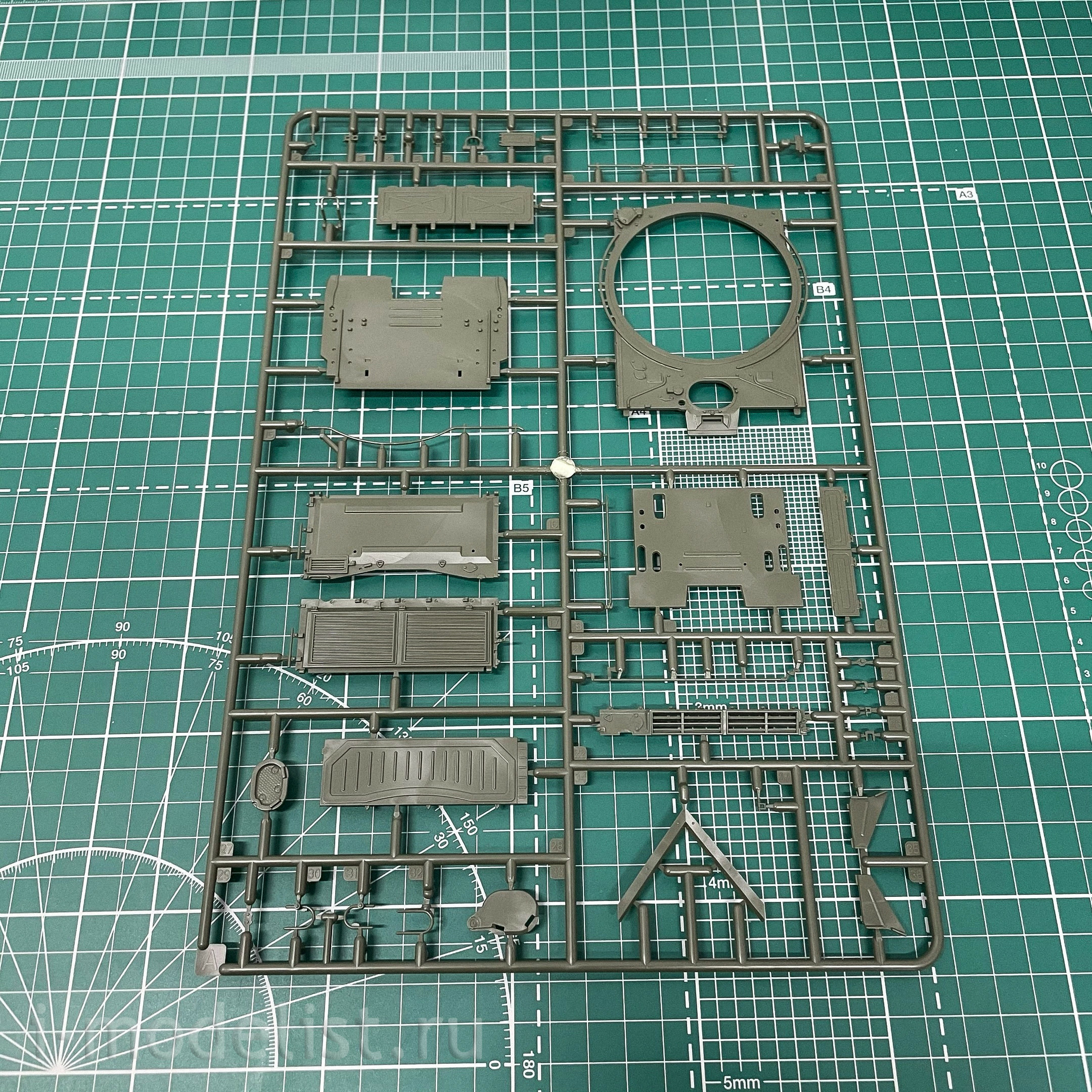 35A039 Amusing Hobby 1/35 Slovak T-72M2 Moderna tank (licensed by UVZ)