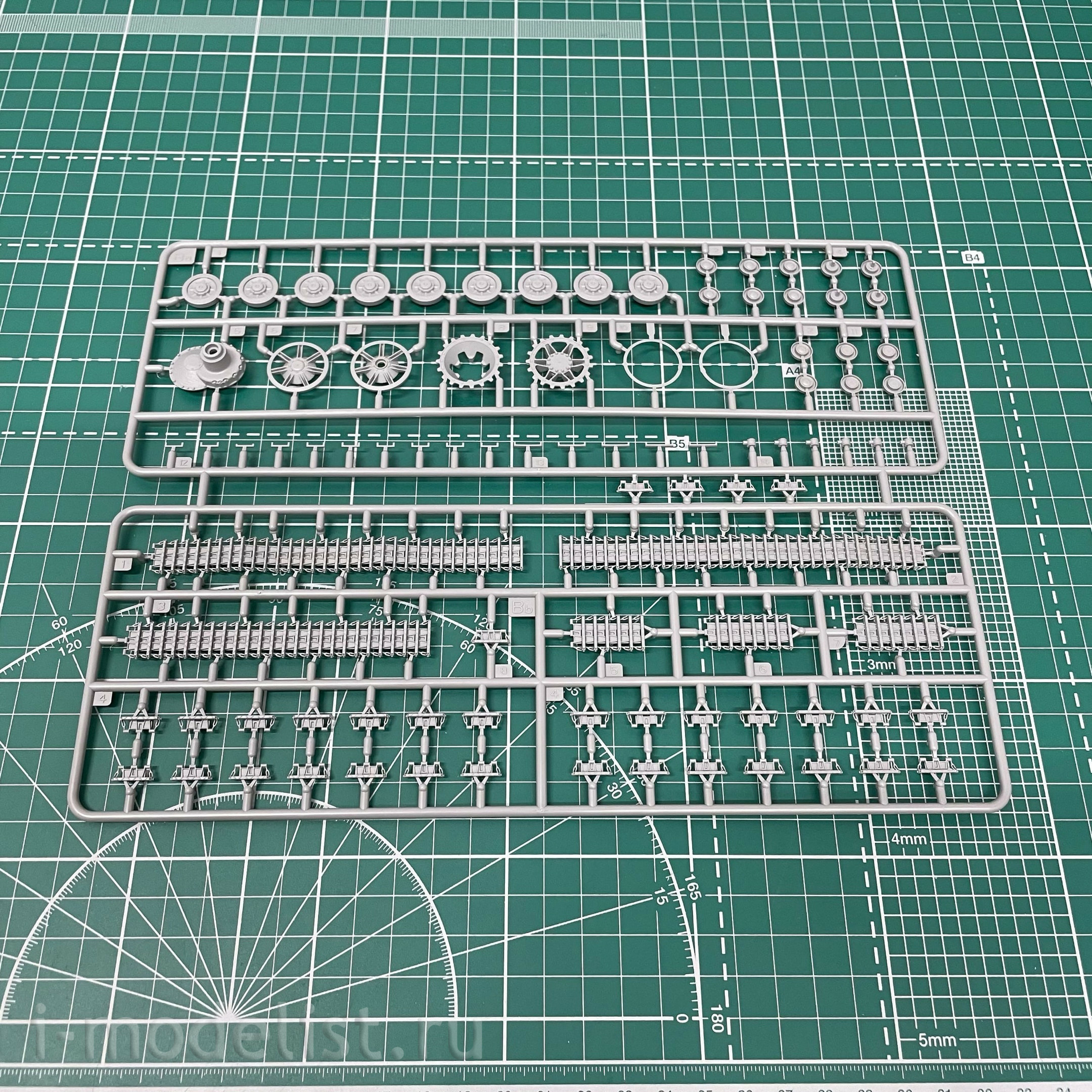 BT-006 Border Model 1/35 German Tank Pz.Beob.Wg. IV Ausf. J with commander and infantry