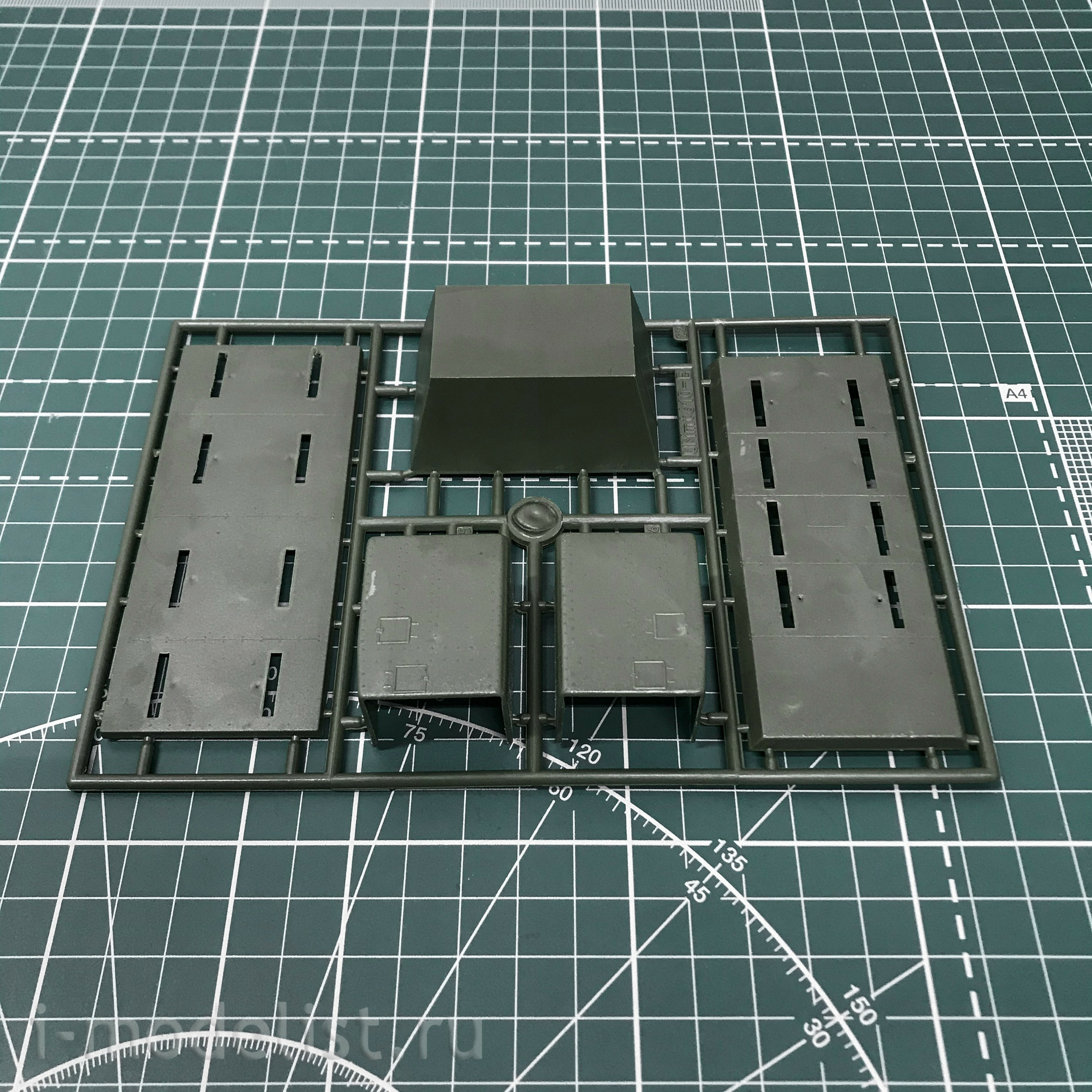 mt680 UM 1/72 Armored locomotive type PR-43