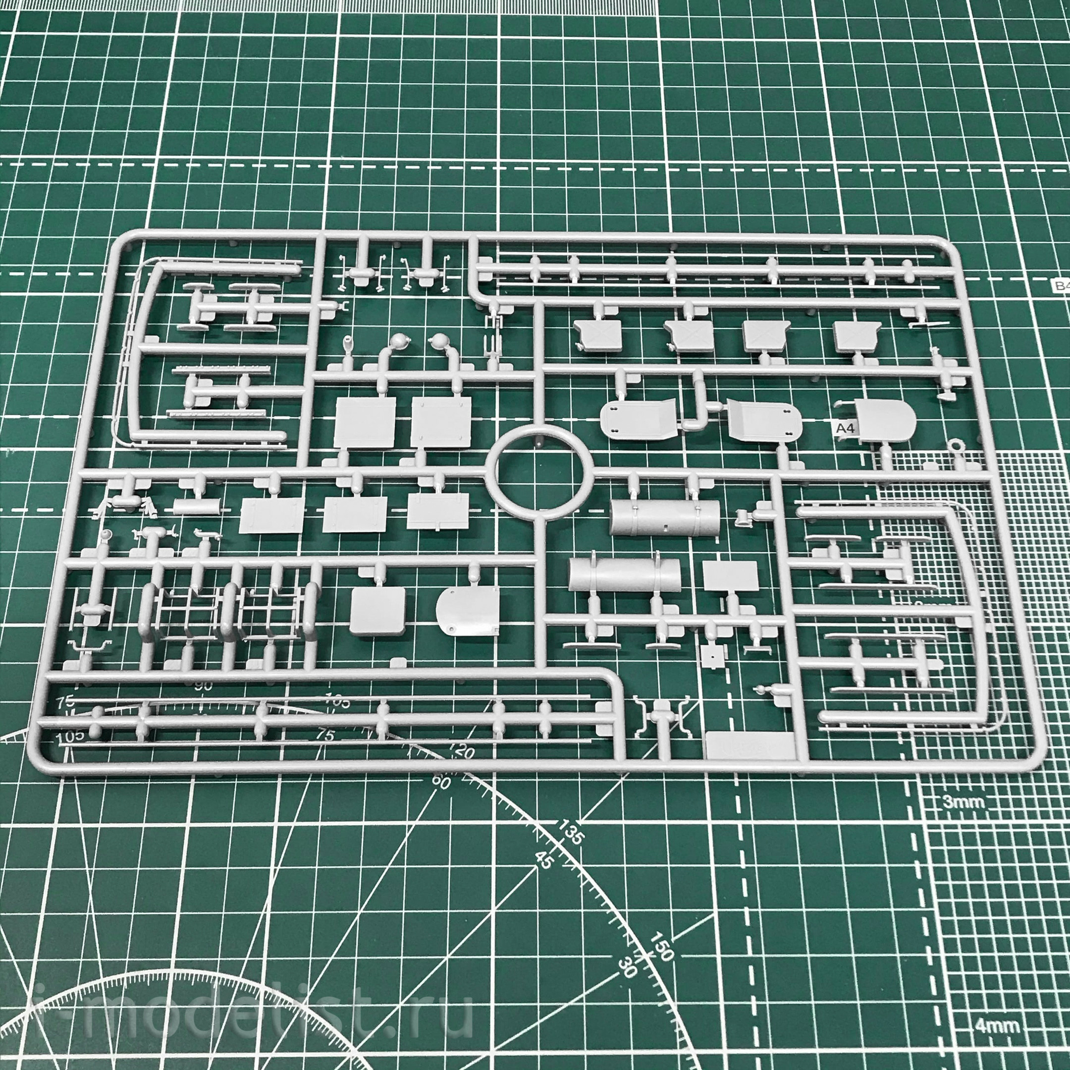 35592 ICM 1/35 BM-13-16 on the chassis of the W. O. T. 8 c Soviet calculation 