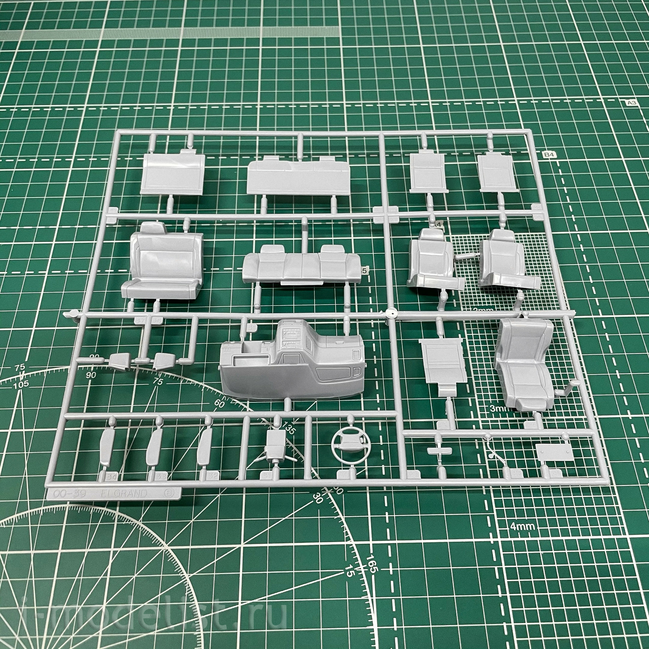 06136 Aoshima 1/24 Nissan Elgrand
