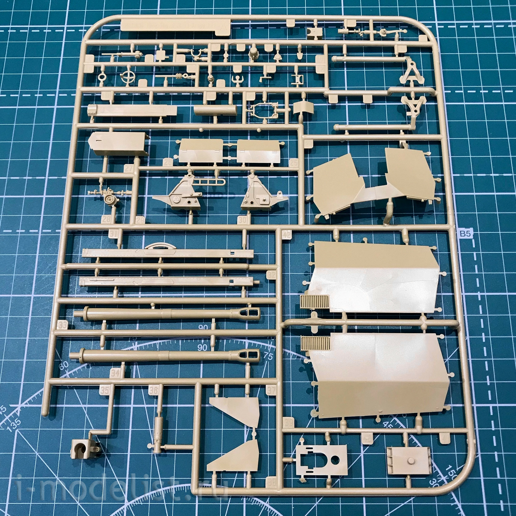 PH35037 Panda 1/35 German self-propelled gun 10.5 CM LEFH-18/4 AUF GESCHUTZWAGE