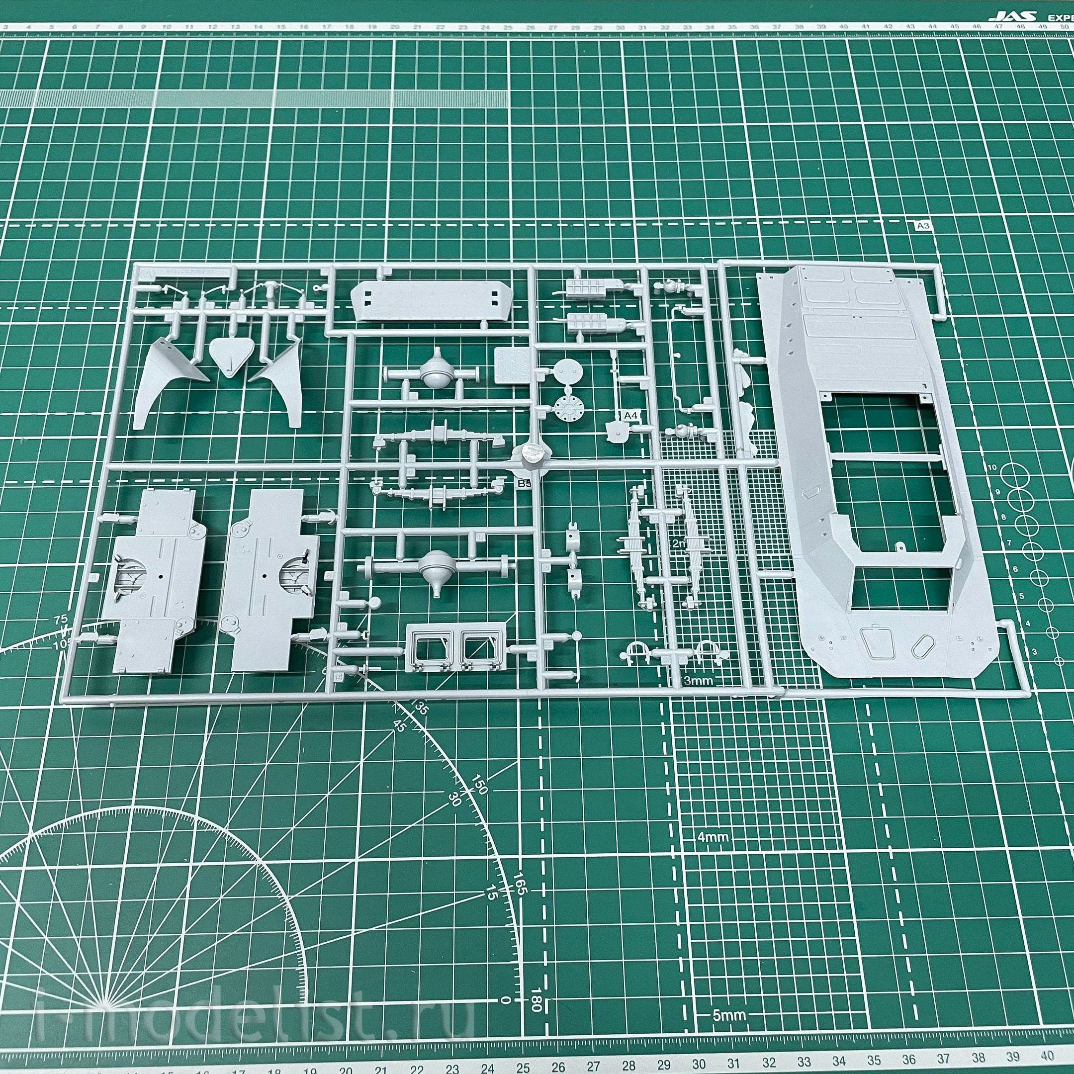 3638 Zvezda 1/35 Soviet armored reconnaissance and patrol vehicle BRDM-2