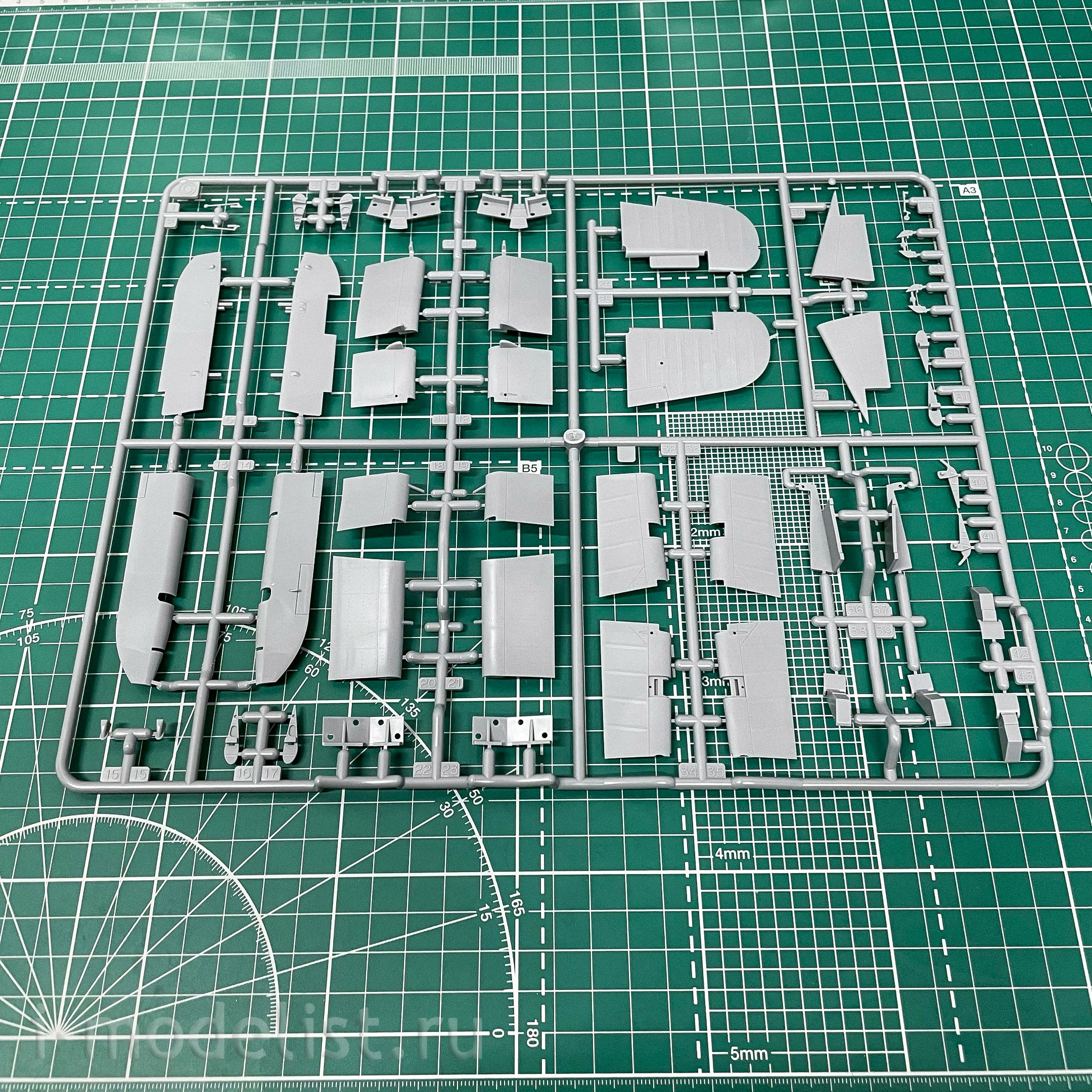 60327 Tamiya 1/32 American carrier-based fighter Vought F4U-1D Corsair with stand