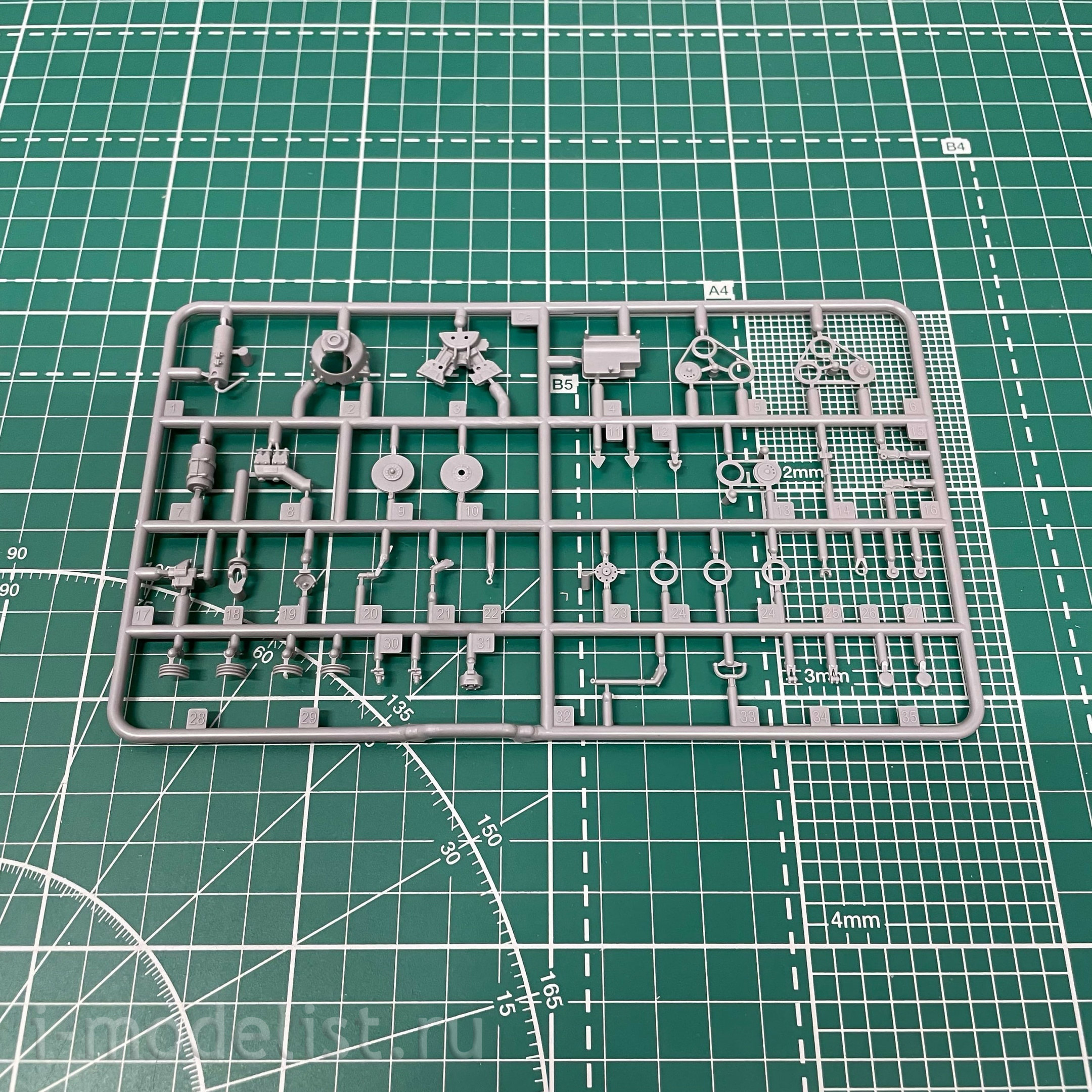 35331 MiniArt 1/35 Maybach HL 120 Engine for Panzer III/IV Tank + Repairmen figures
