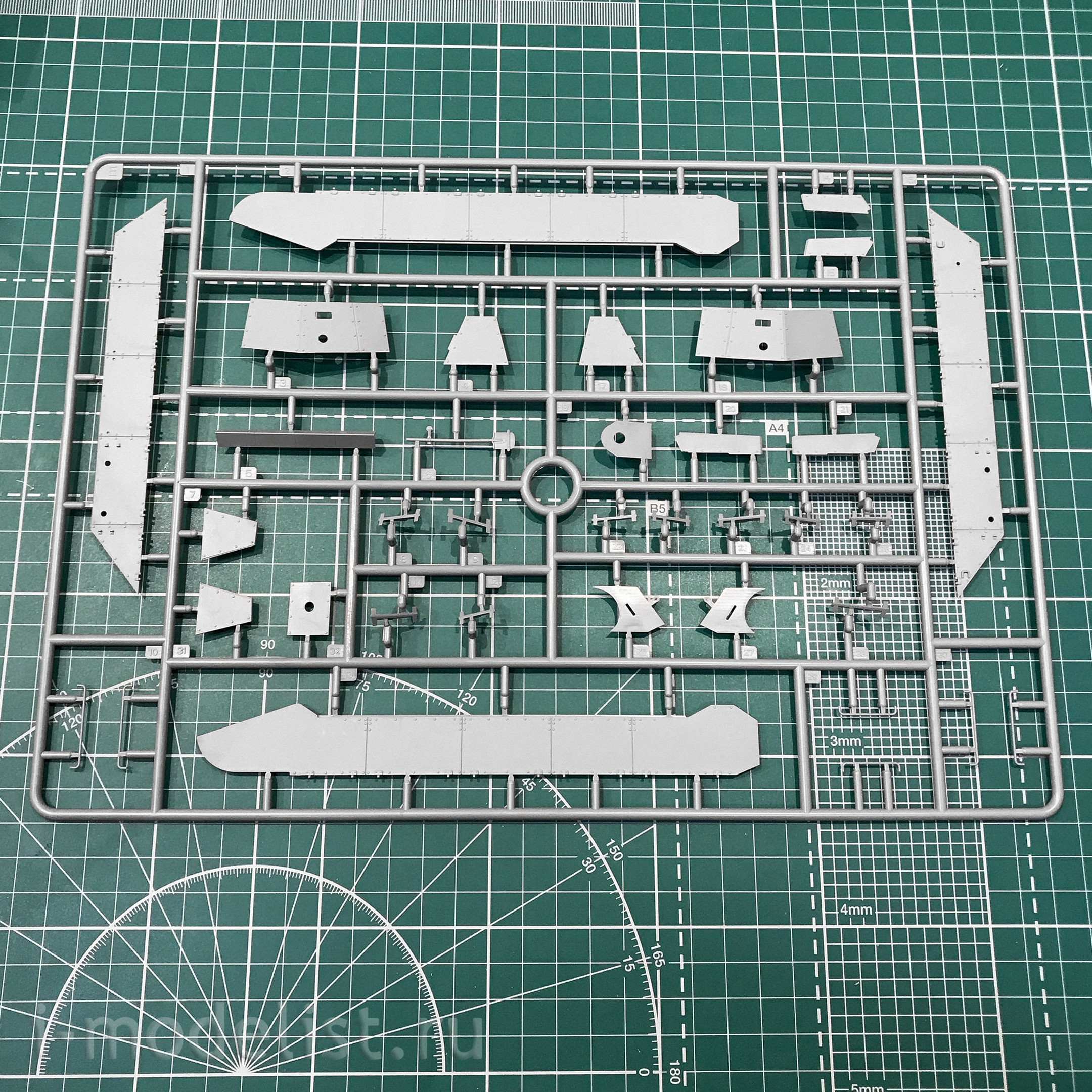 BT-009 Border Model 1/35 34/76 tank with screens