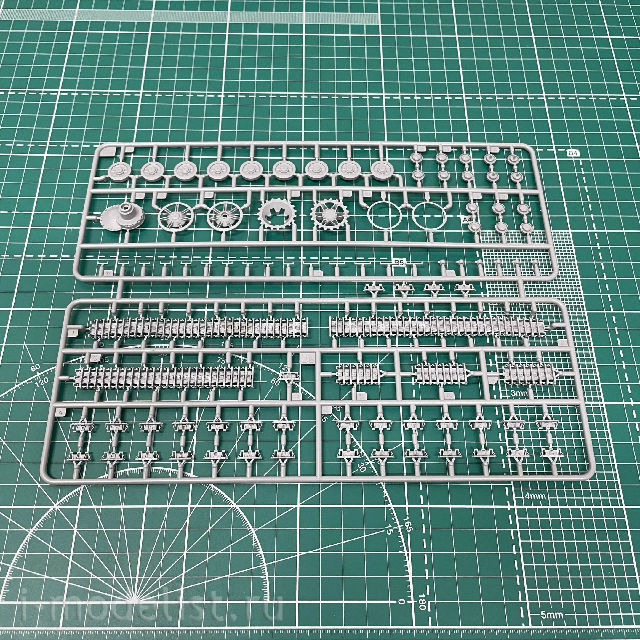 BT-006 Border Model 1/35 German Tank Pz.Beob.Wg. IV Ausf. J with commander and infantry