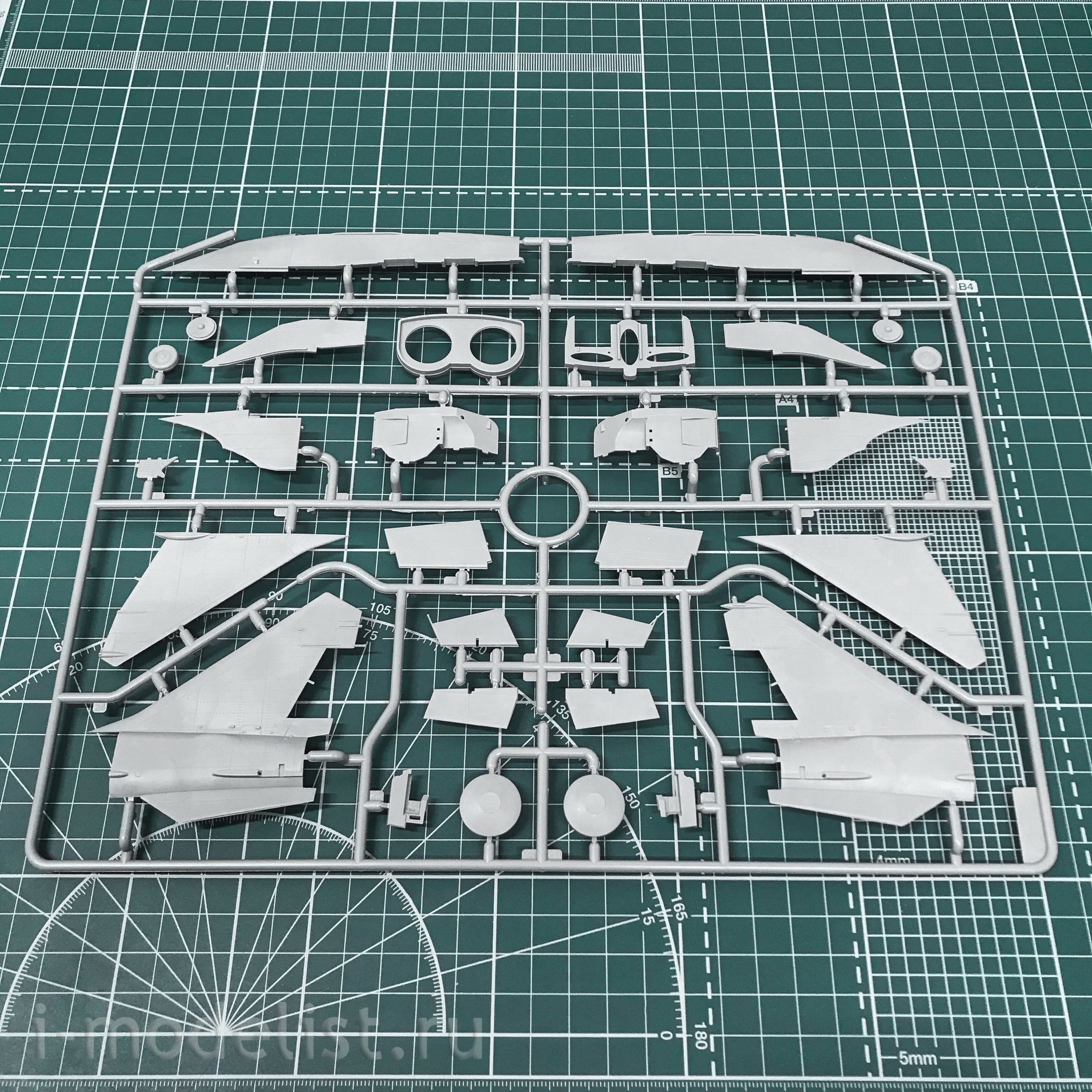 72176 ICM 1/72 Soviet training aircraft M-25 RU