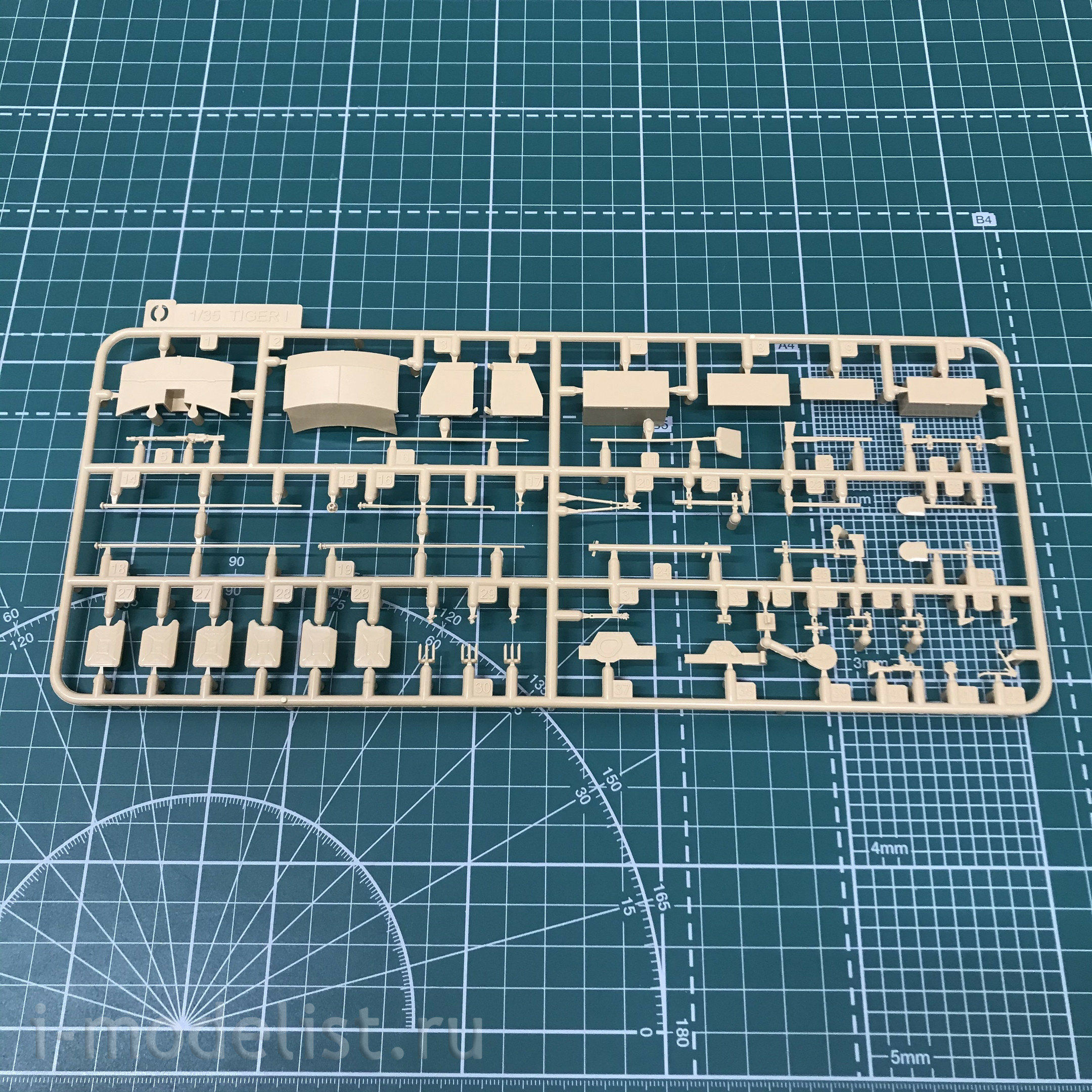 RM-5001U Rye Field Model 1/35 Tiger I in Tunisia, early, pre-production