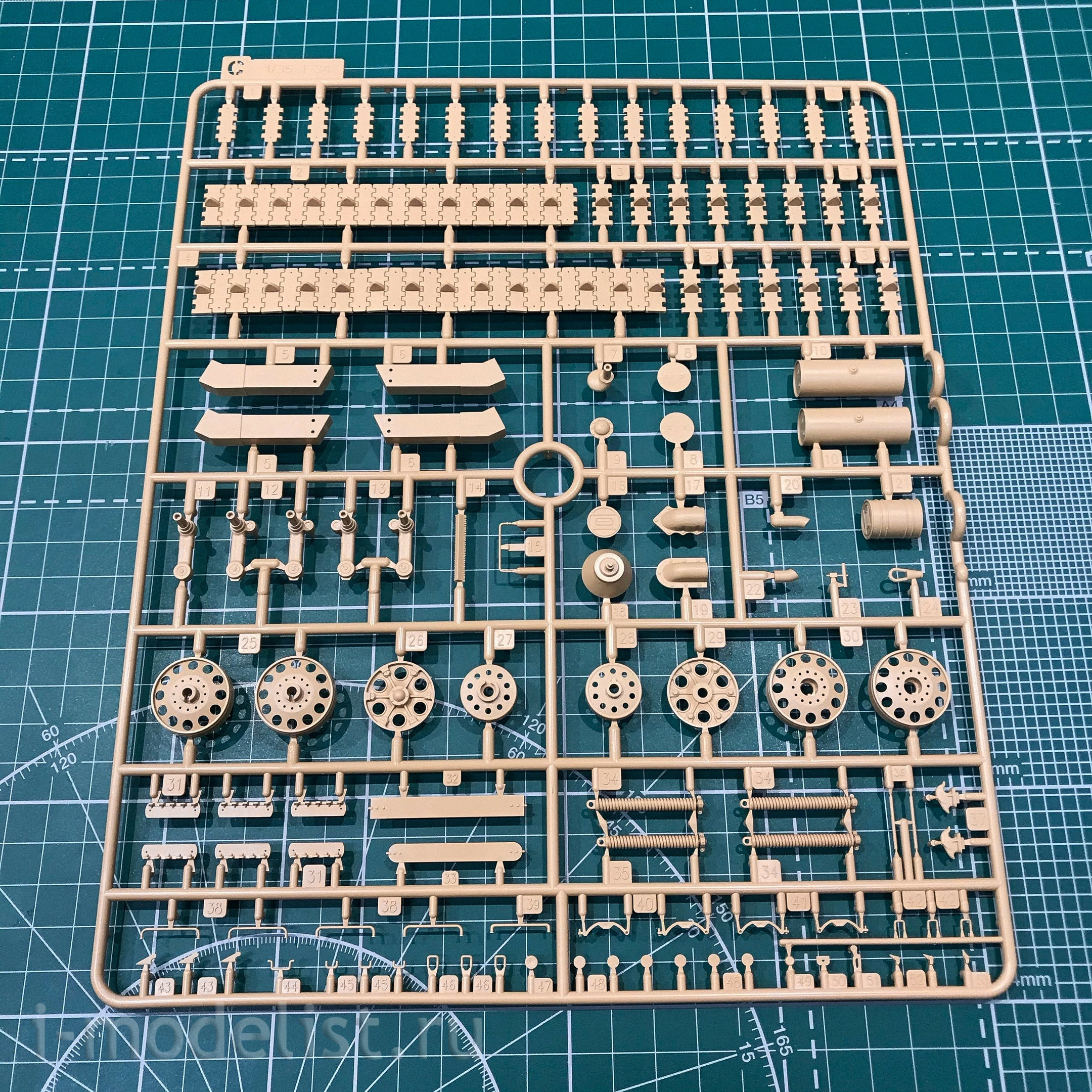 RM-5040 Rye Field Model 1/35 Soviet tank 34-85 1944 year, factory No. 174 in Omsk