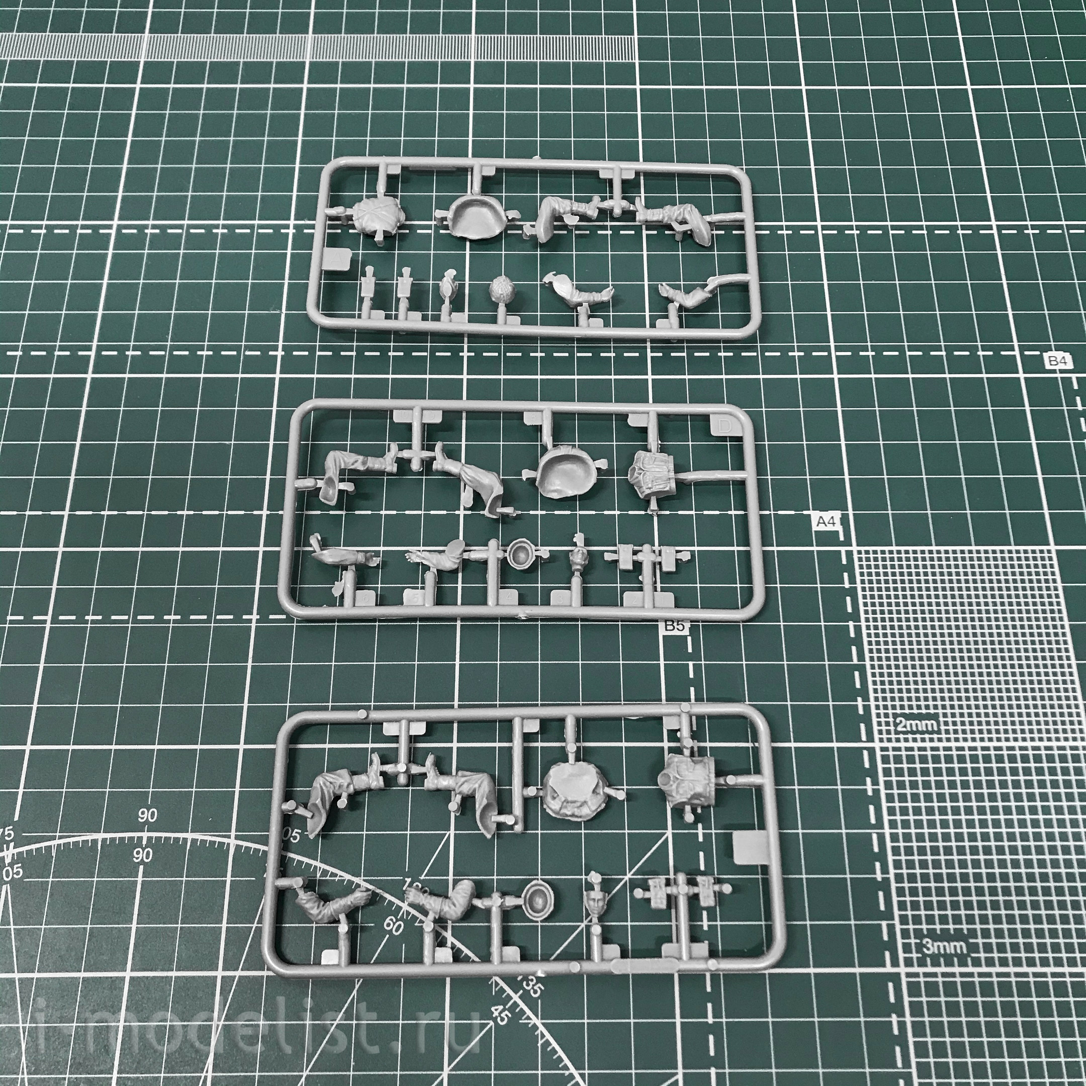 CB35218 Bronco 1/35 Scale Model British Recce And Signals Jeeps with Crew
