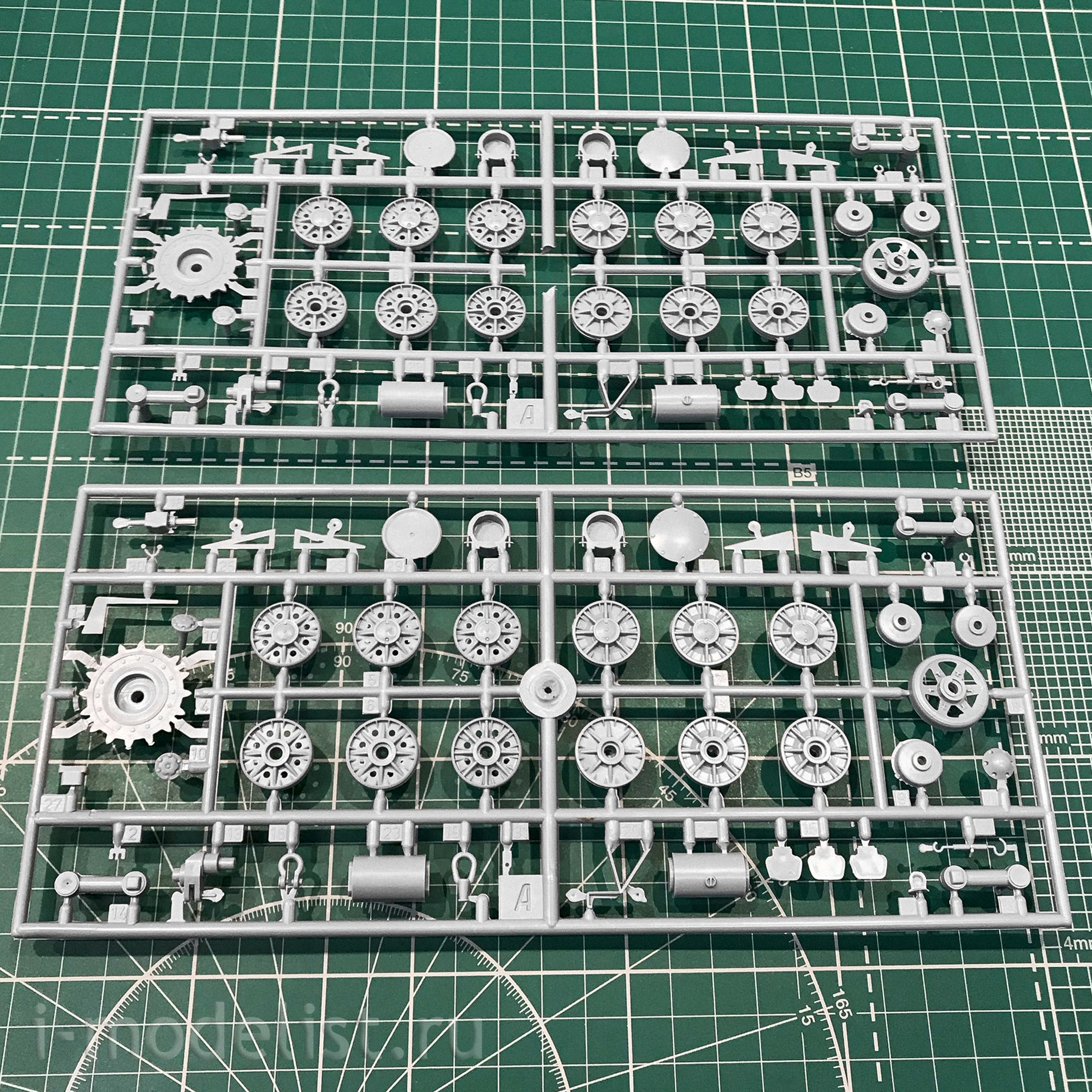 35103 Vostochny Express 1/35 KV-14 self-propelled unit (SU-152)
