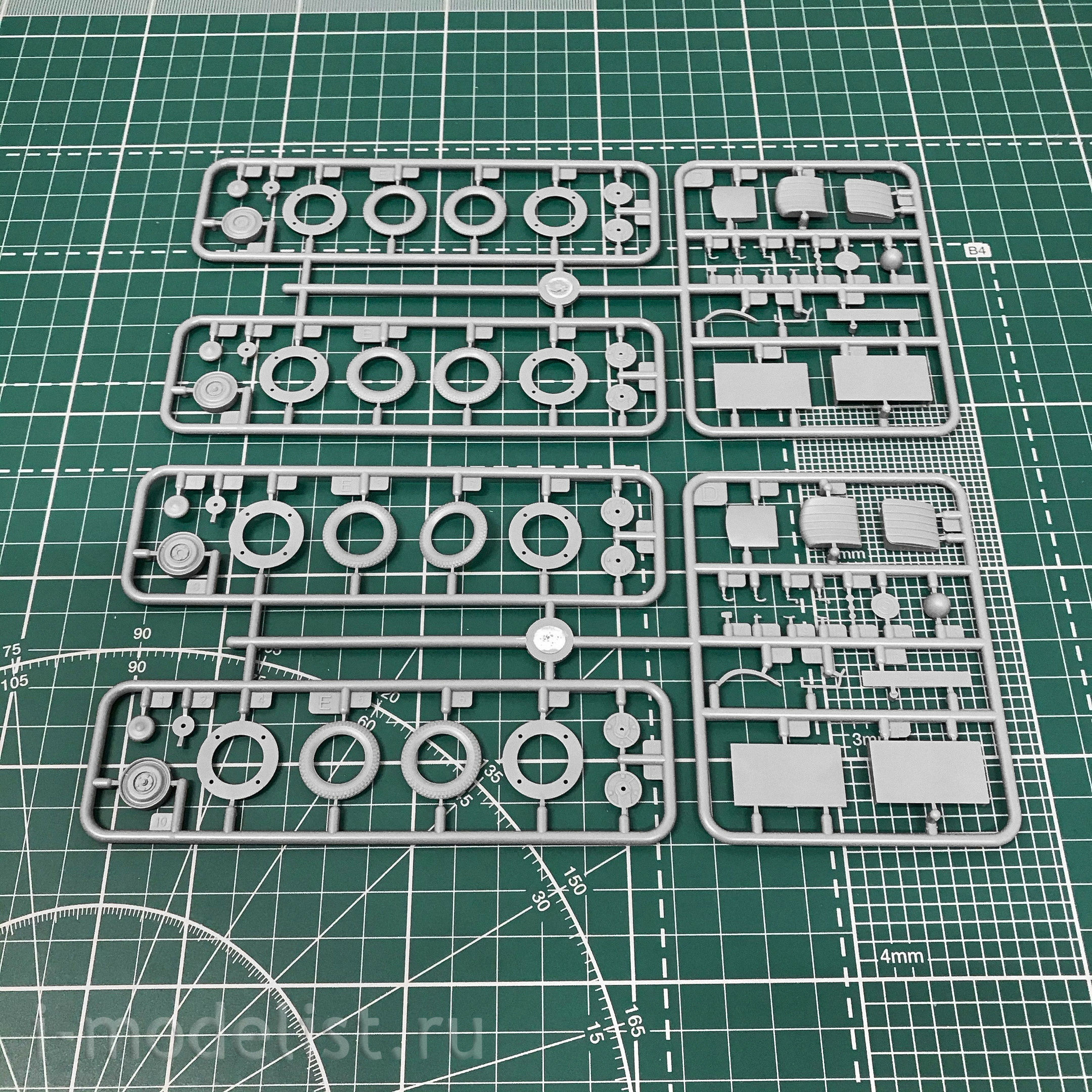 35297 MiniArt 1/35 German car TYPE 70V