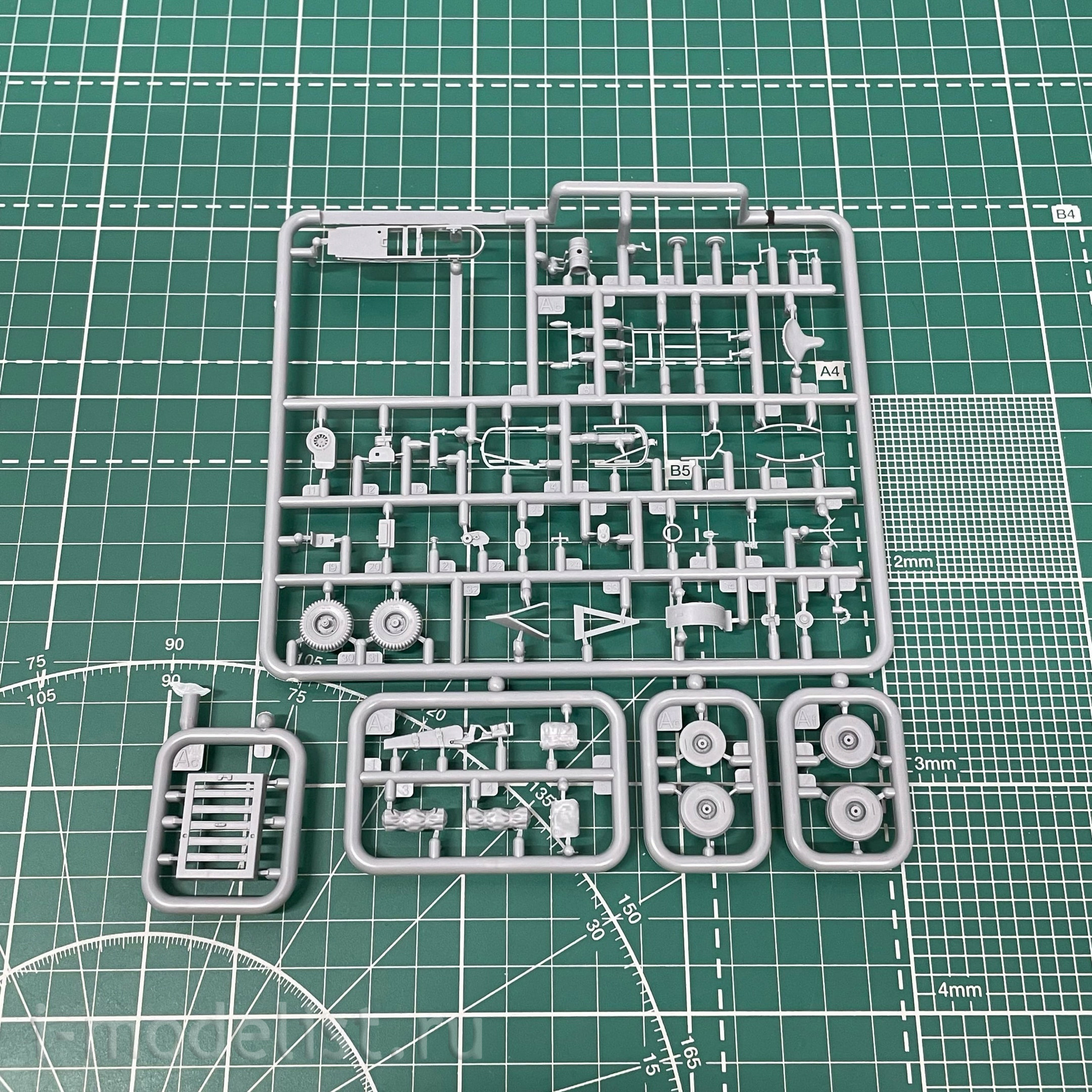 35GM0041 Gecko Models 1/35 M53 Scooter Cushman w/John Wood M3A4 Utility Hand Cart Mod.1943 & US Paratroops