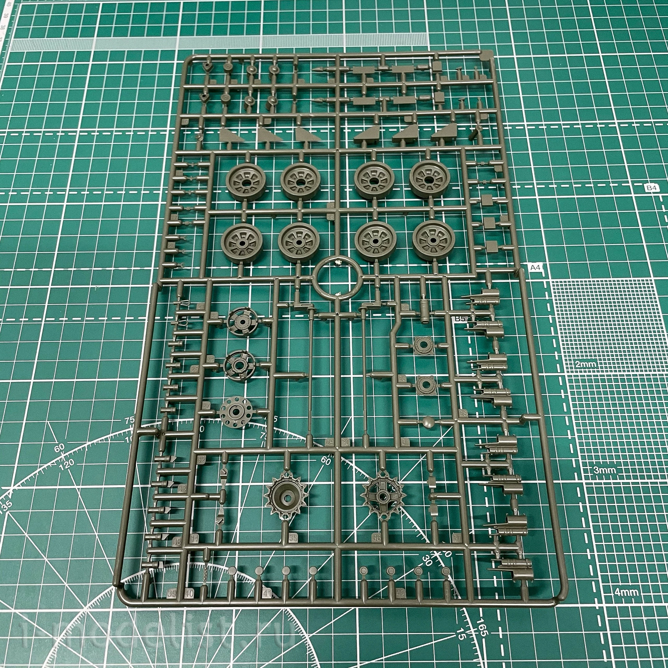 35A039 Amusing Hobby 1/35 Slovak T-72M2 Moderna tank (licensed by UVZ)