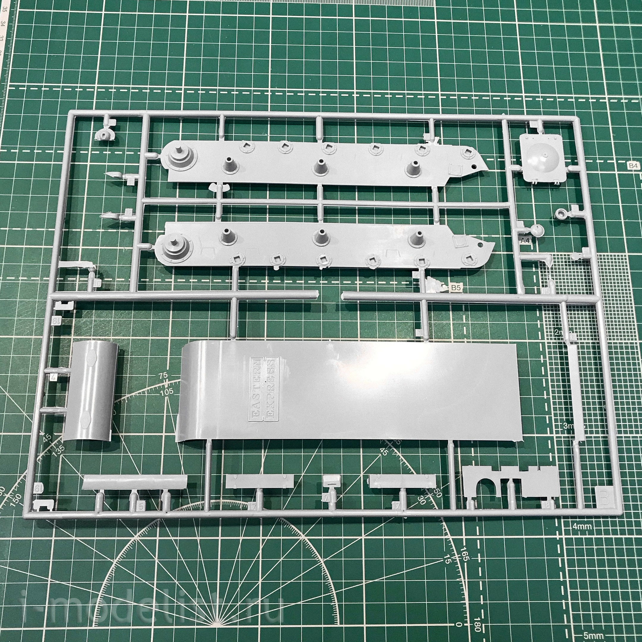 35103 Vostochny Express 1/35 KV-14 self-propelled unit (SU-152)