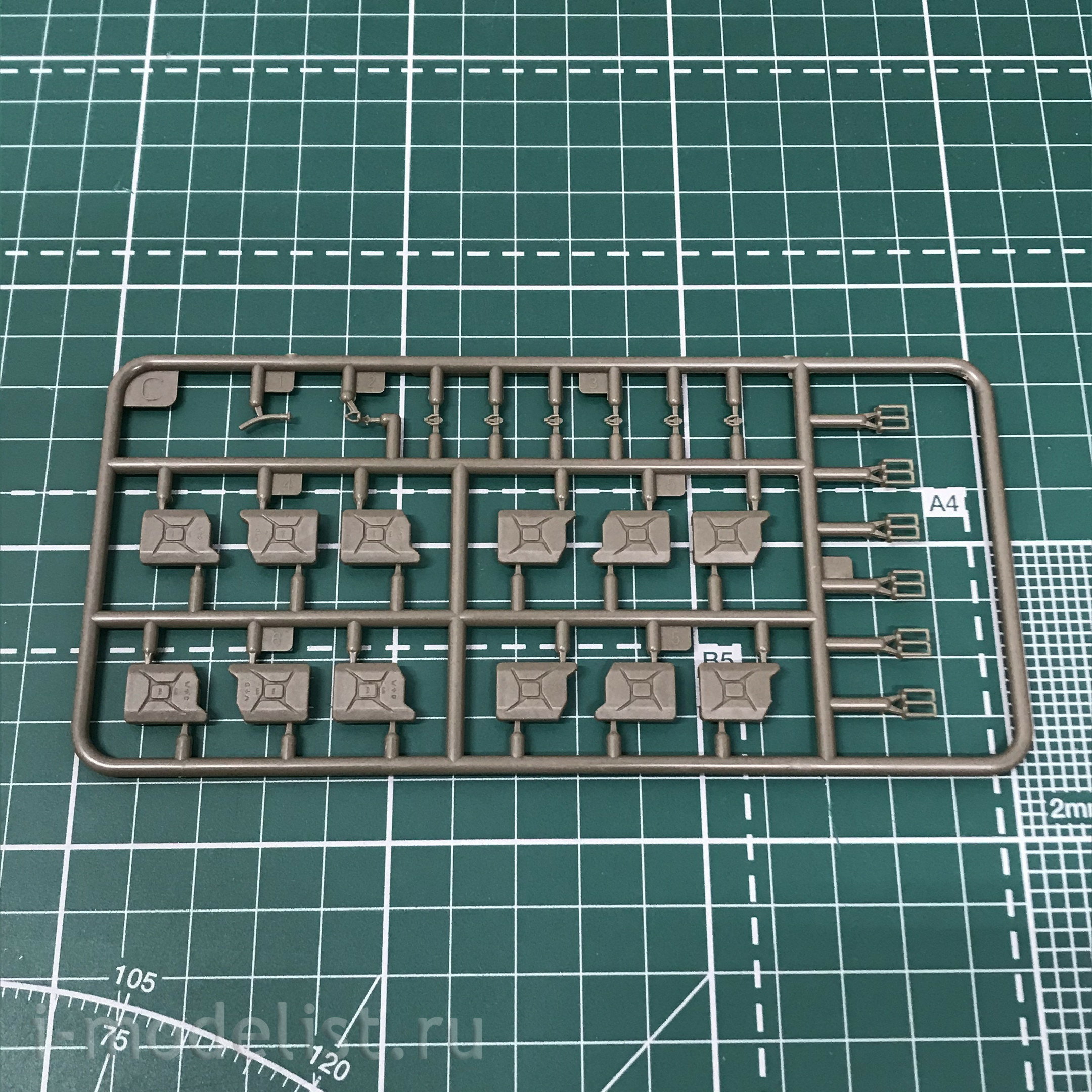 CB35218 Bronco 1/35 Scale Model British Recce And Signals Jeeps with Crew