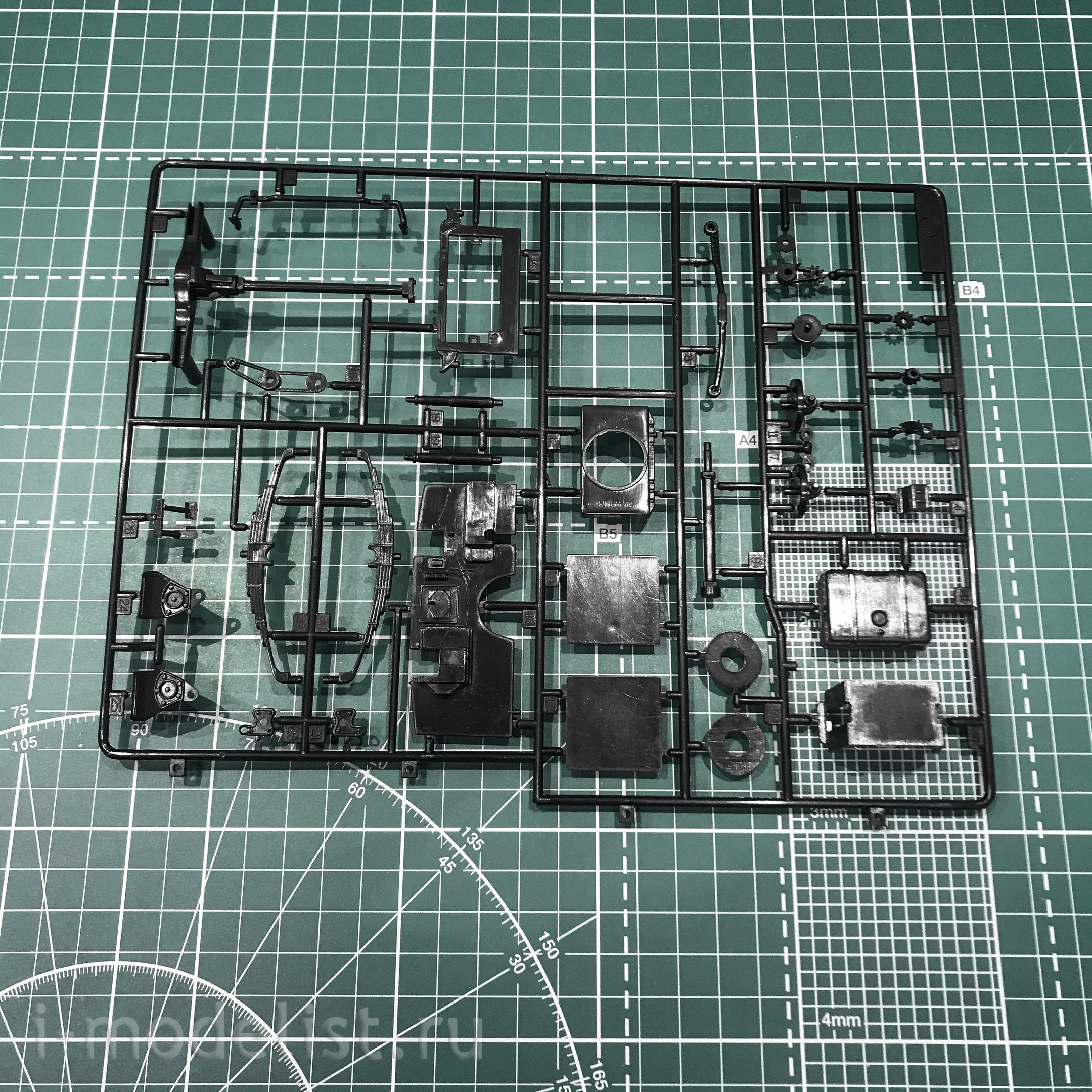 03802 Trumpeter 1/24 Chinese limousine FAW Hong Qi HQE CA770