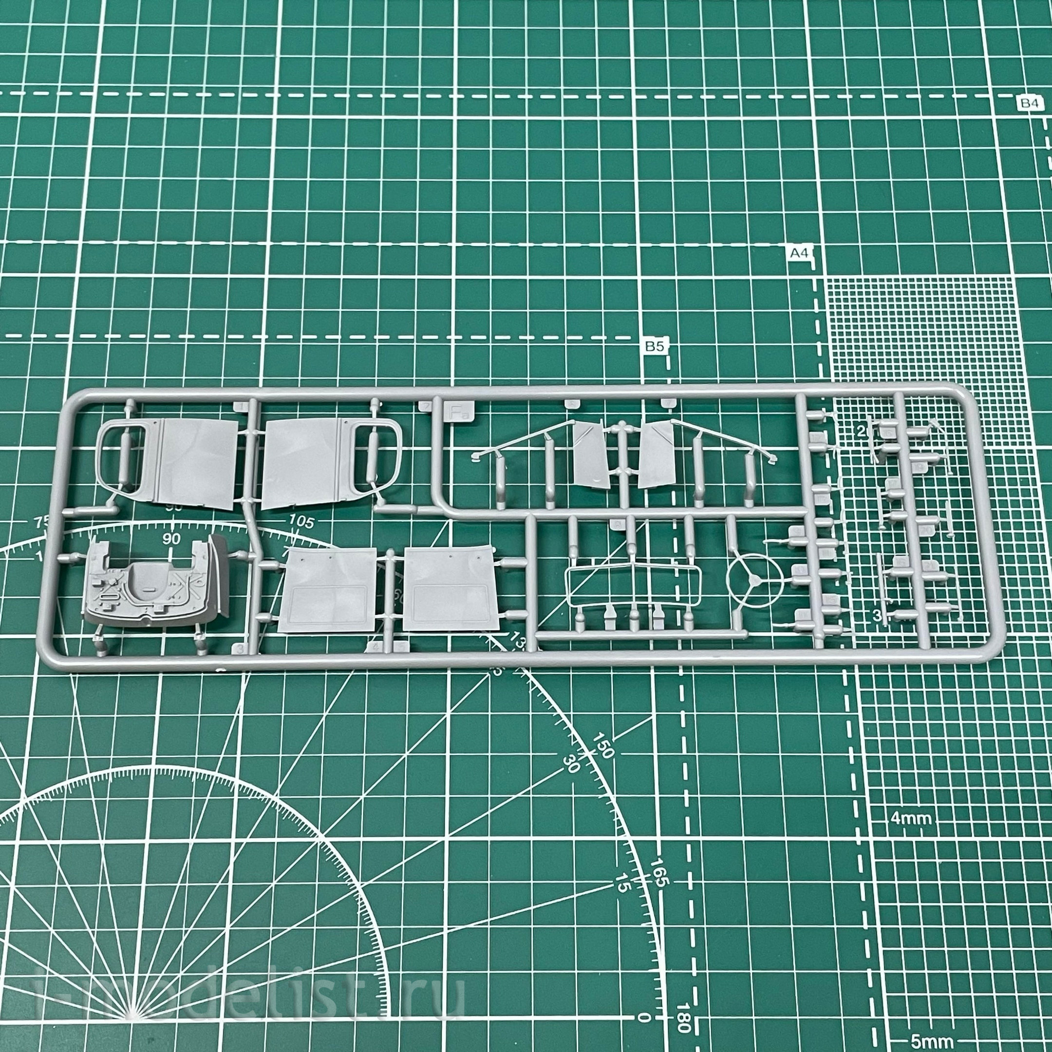 35380 MiniArt 1/35 US Army Truck G7107 4X4, 1.5 t
