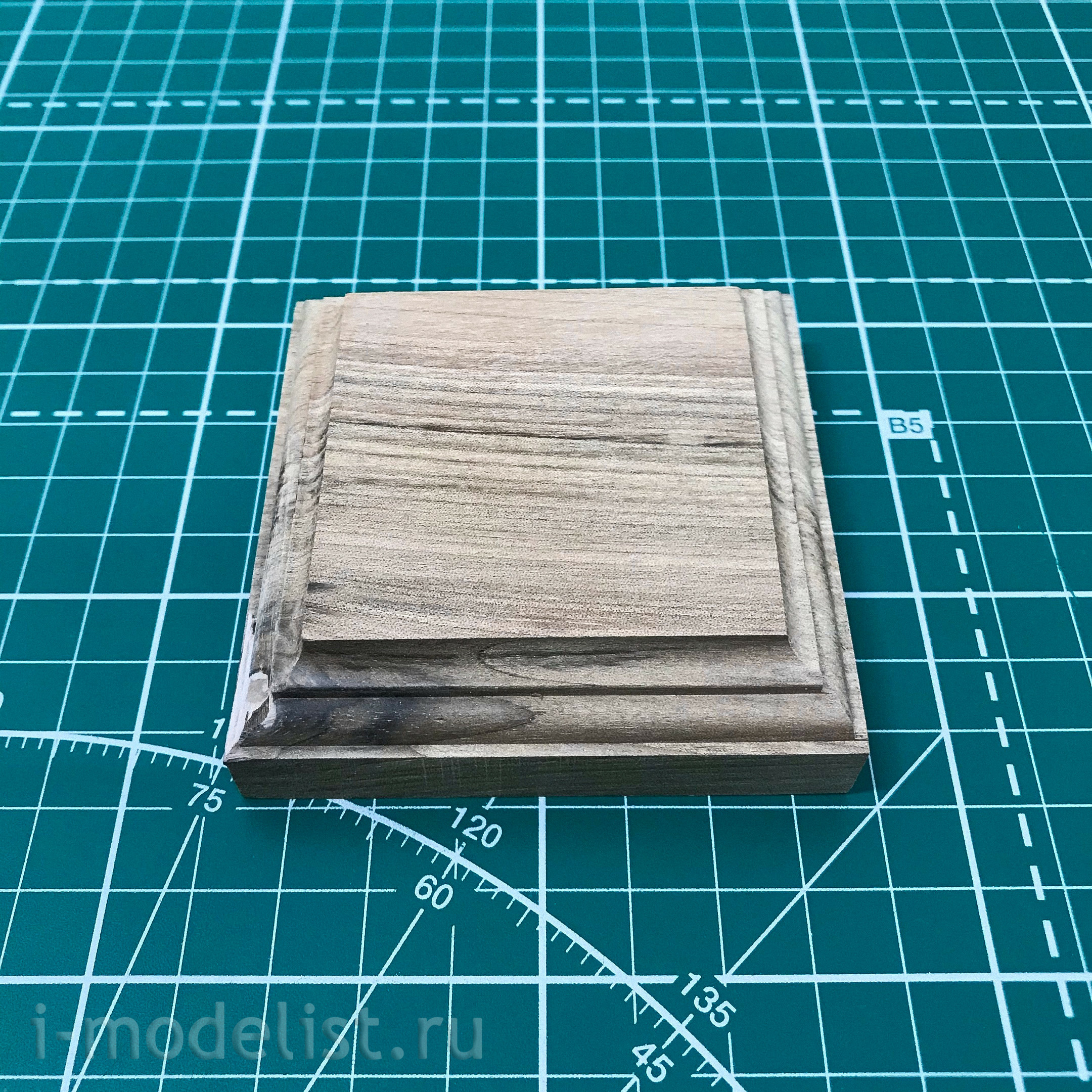 MM011 World of Models Stand Oak 5*5*2