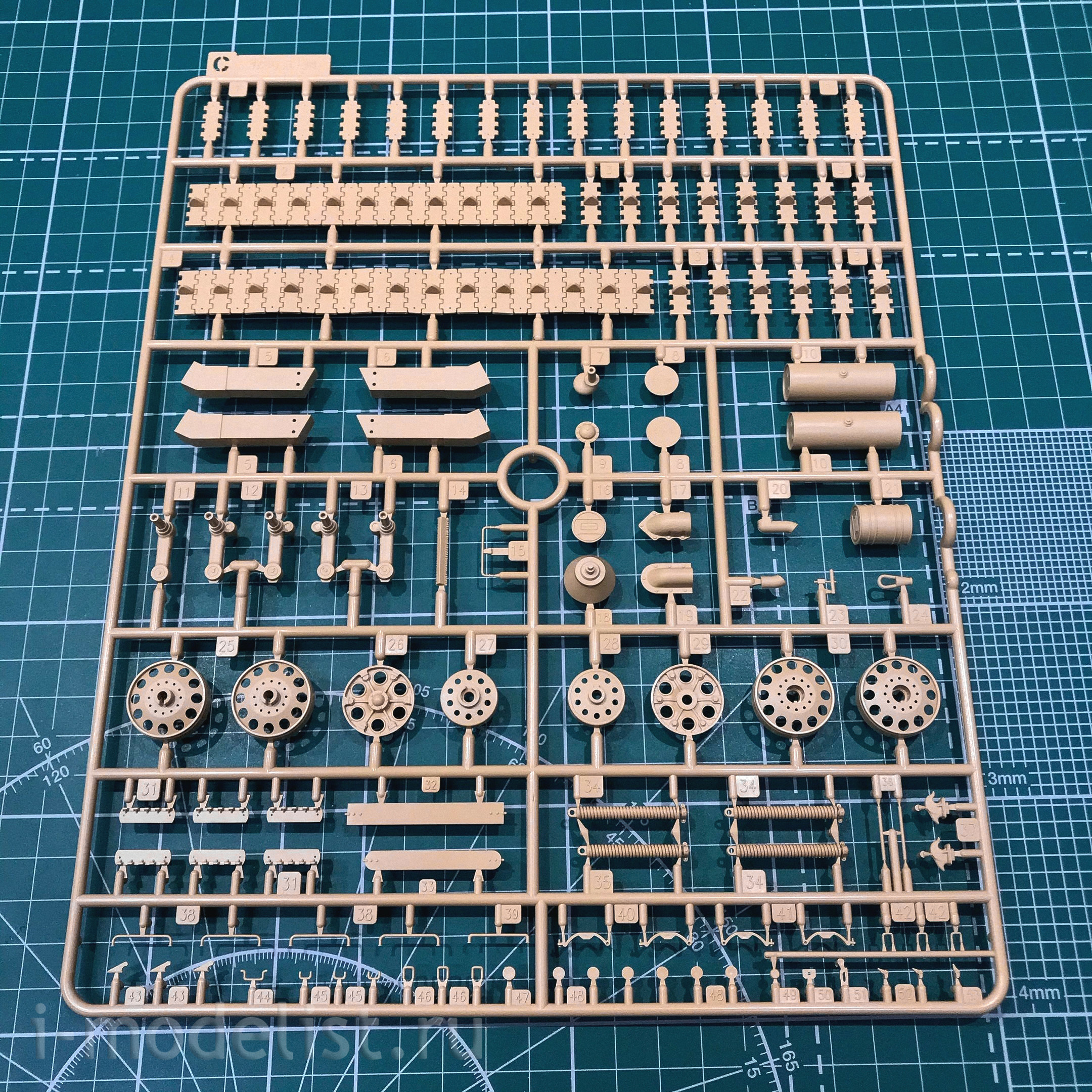 RM-5040 Rye Field Model 1/35 Soviet tank 34-85 1944 year, factory No. 174 in Omsk