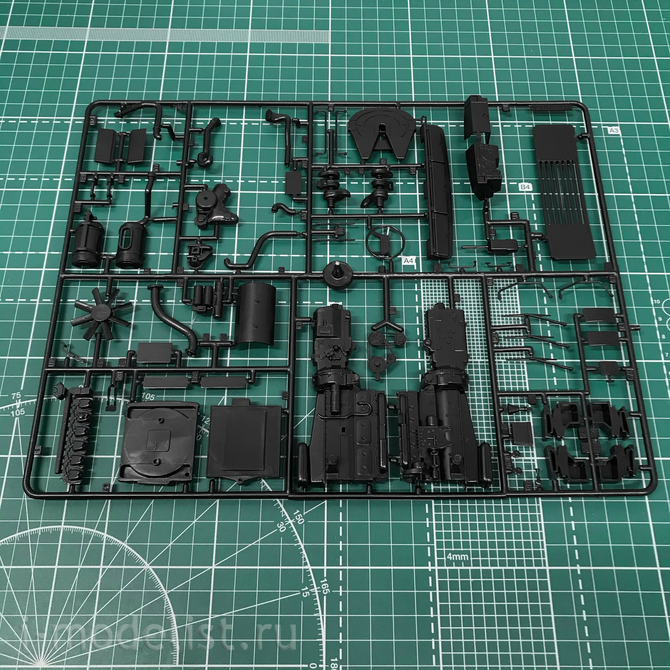 3945 Italeri 1/24 VOLVO F16 Globetrotter Truck Canvas Truck with the lift