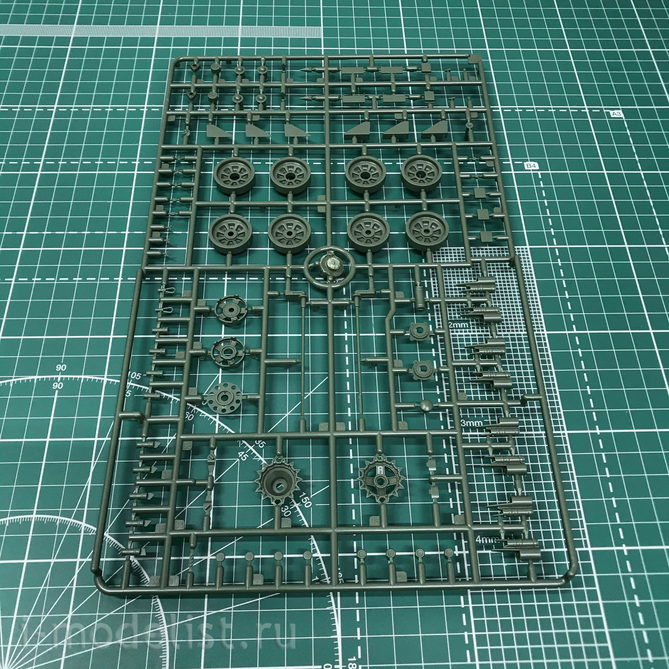 35A038 Amusing Hobby 1/35 T-72M1 Tank with full interior (under UVZ license)